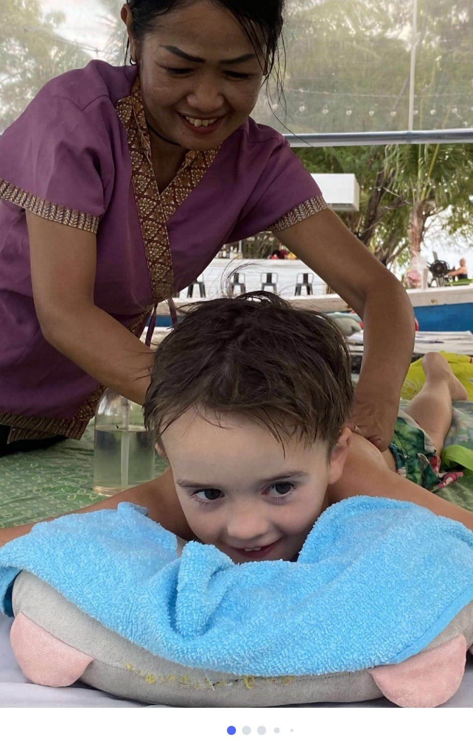 Noah så ud til at nyde massagen.