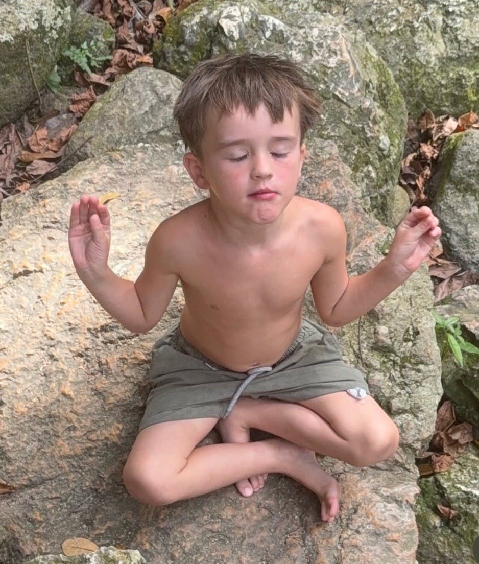 Noah mediterer i dyb koncentration.