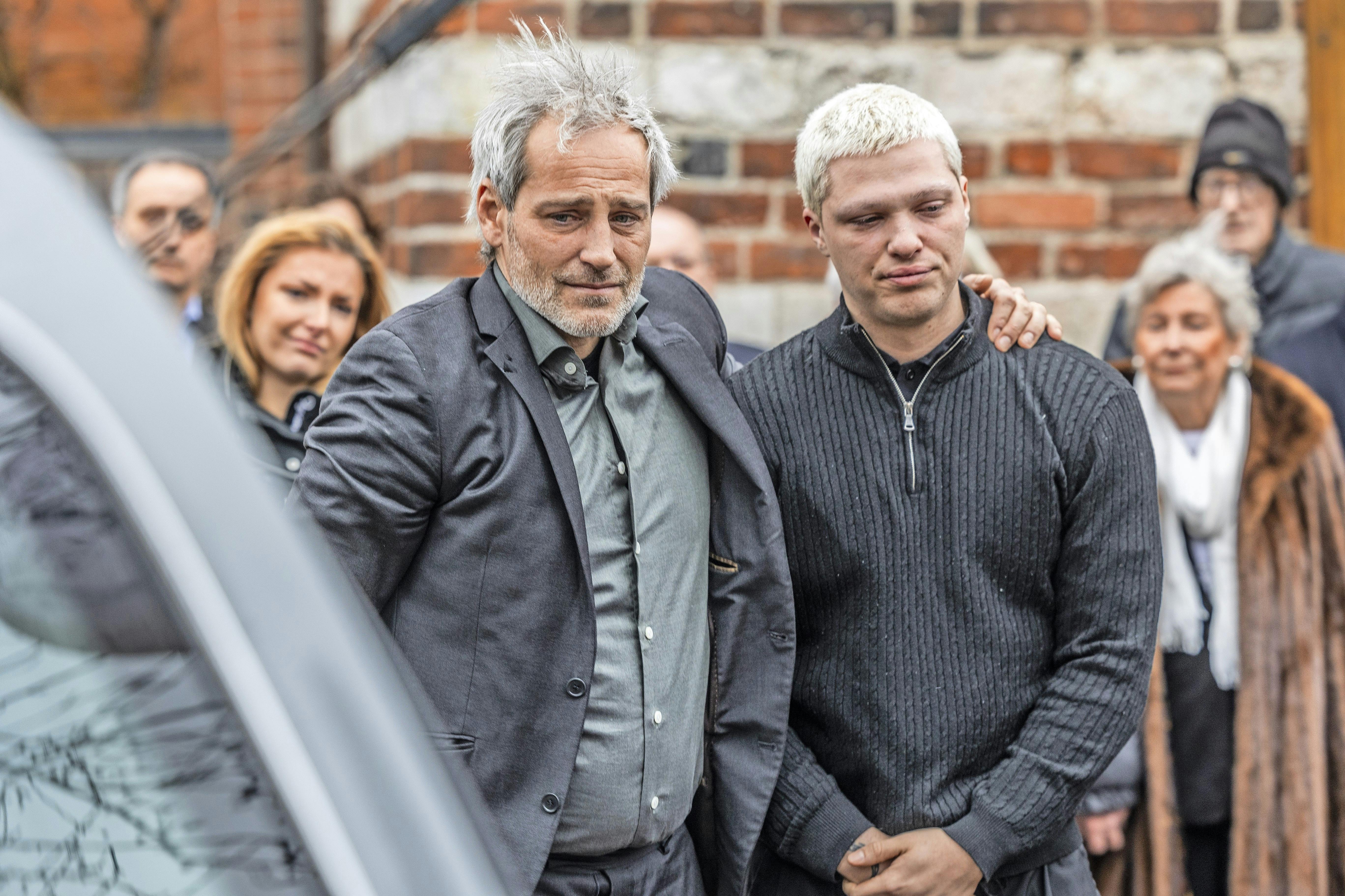 Oliver og Oscar Bjerrehuus sammen i sorgen.