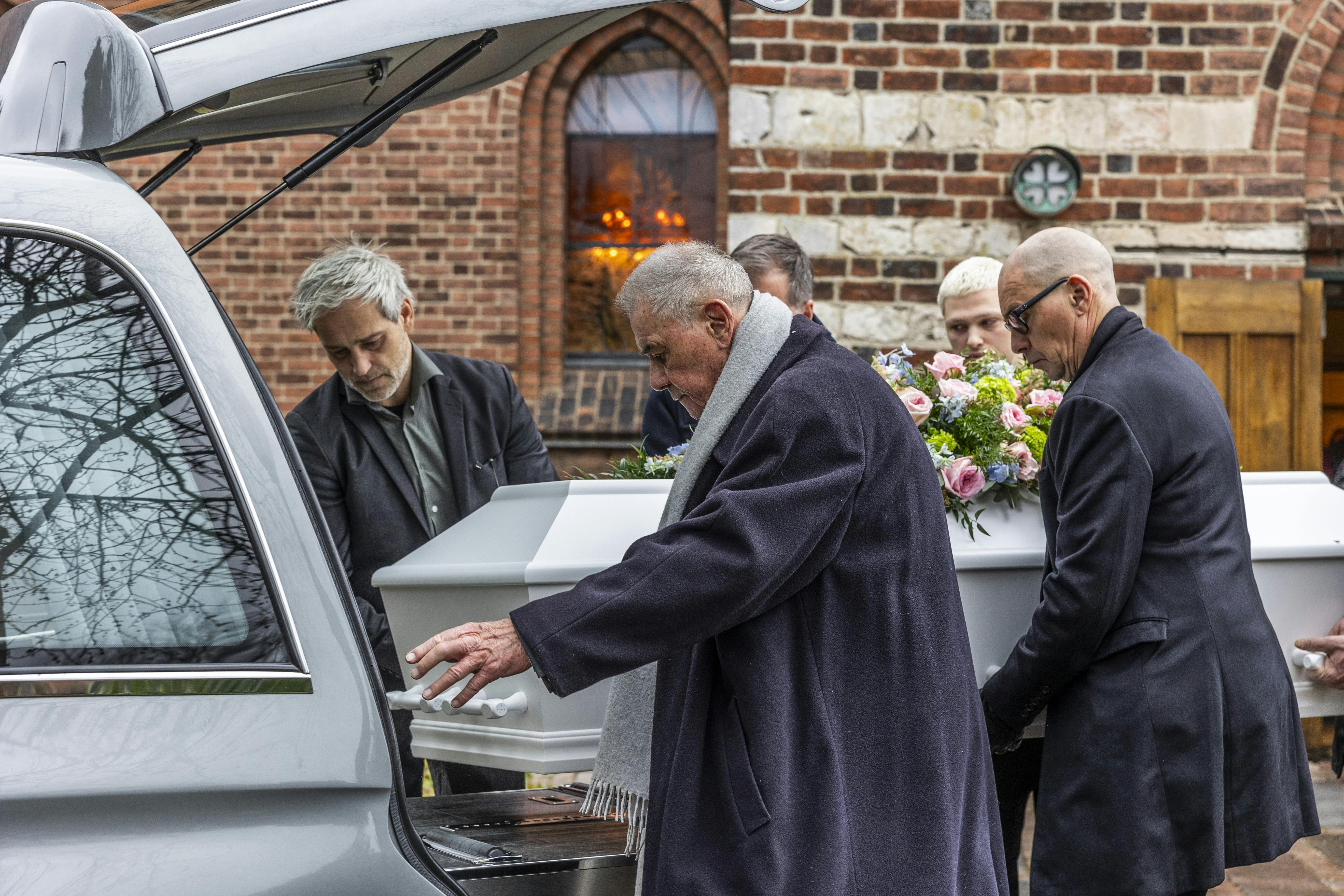 Suzanne Bjerrehuus' kiste sættes ind i rustvognen. 