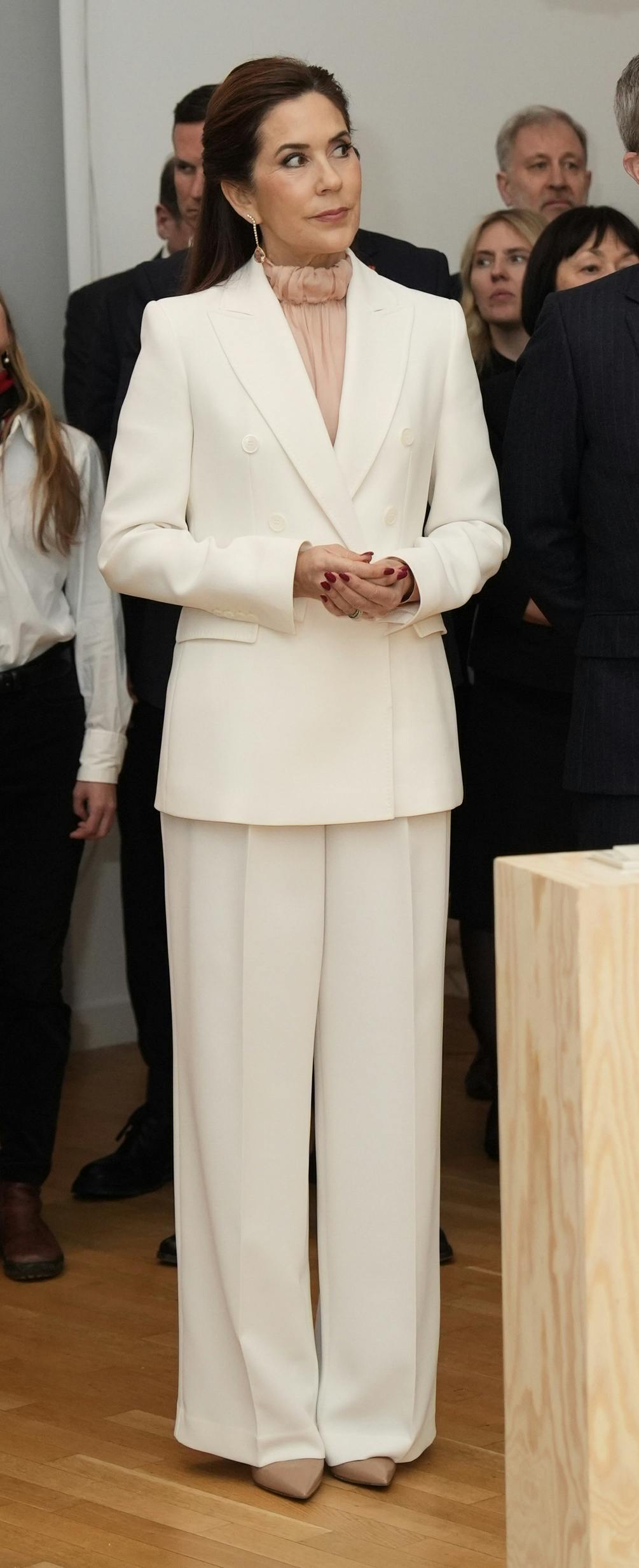Dronning Mary strålede i et snehvidt jakkesæt.
