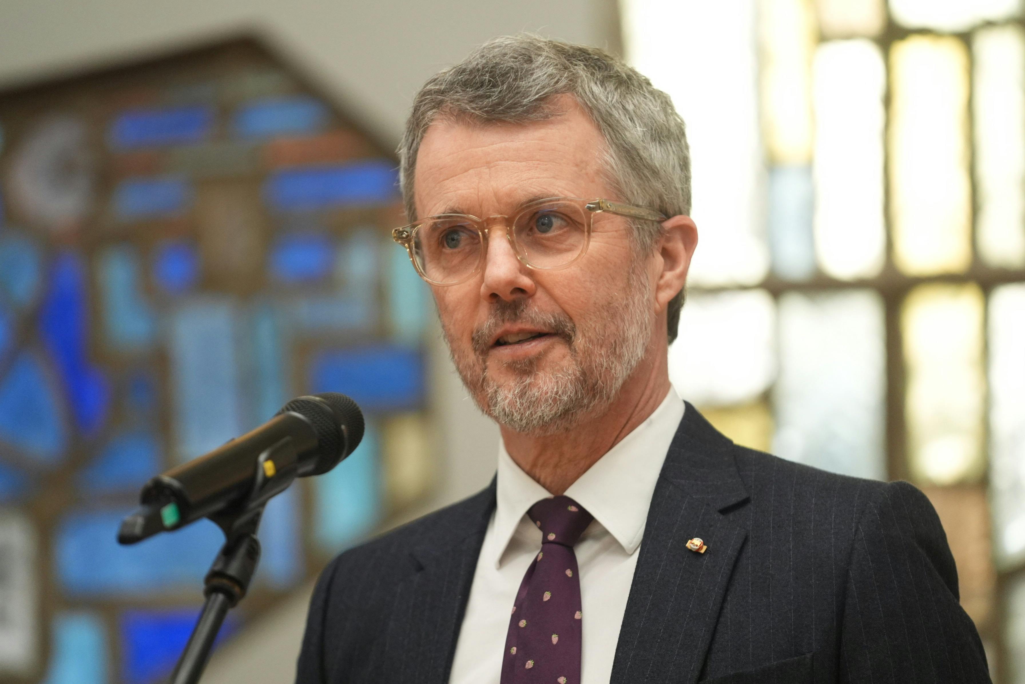 Kong Frederik holdt tale ved returarrangementet. 