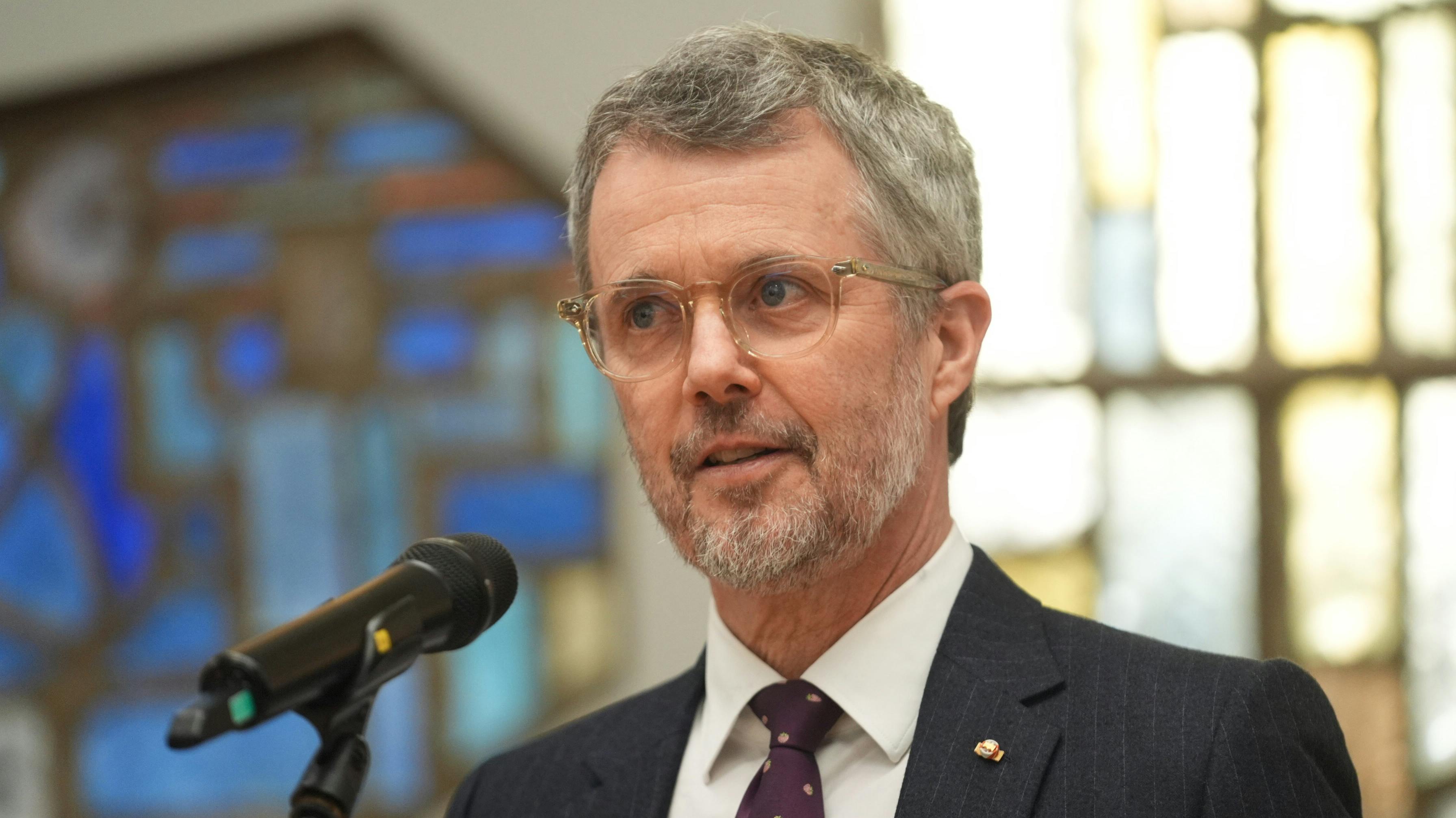 Kong Frederik holdt tale ved returarrangementet.