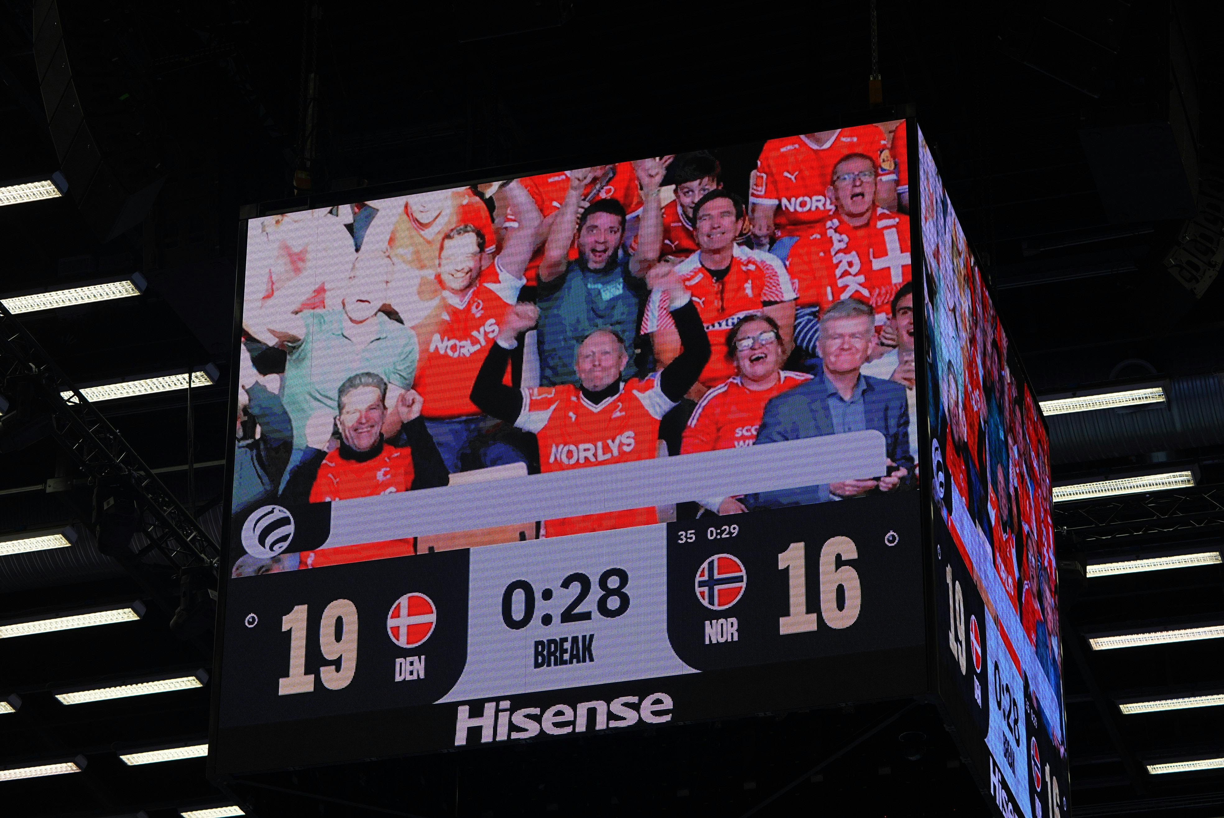 Lars Mikkelsen var pludselig at finde på storskærmen, da Danmark spillede mod Norge ved EM.