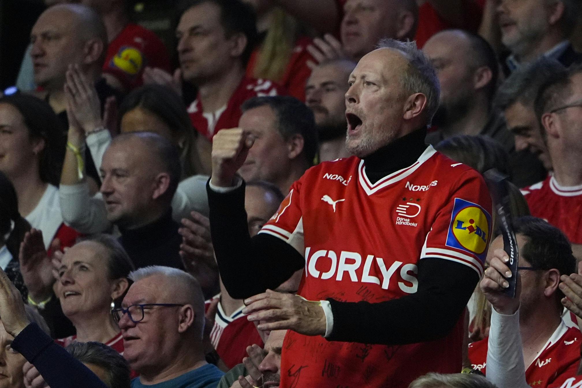 Lars Mikkelsen heppede løs under kampen mellem Danmark og Norge.