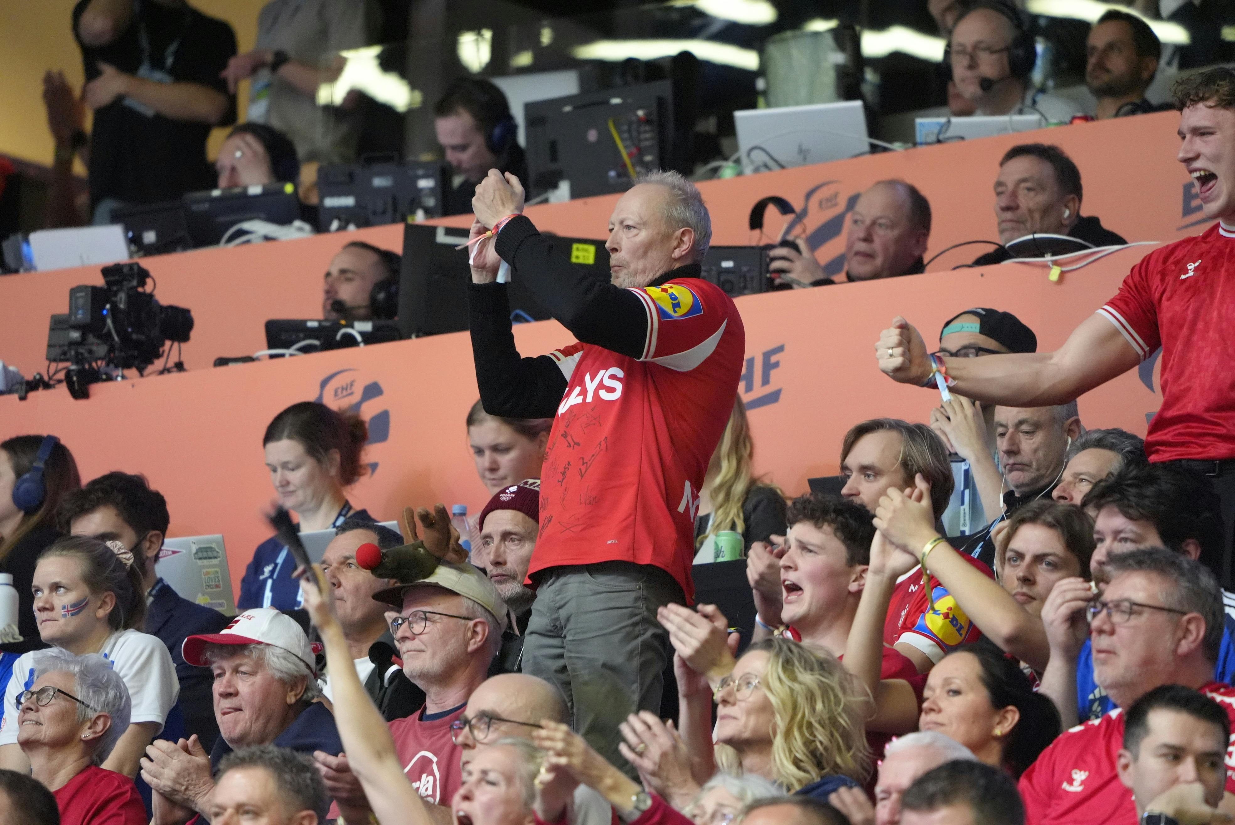 Lars Mikkelsen og ved siden af broren, Mads Mikkkelsen, der sidder ned.