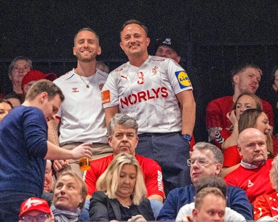 Thomas Evers Poulsen og Sæþór Kristínsson til håndbold i boxen.