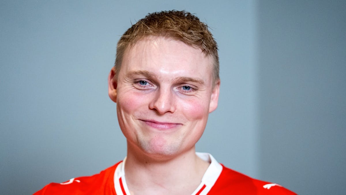 Emil Bergholt misser det sidste af EM, men han støtter sine holdkammerater til det sidste.&nbsp;