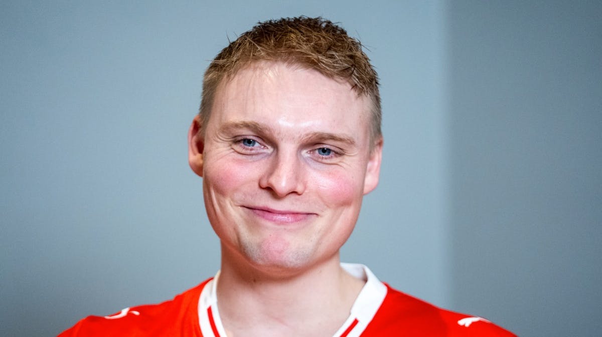 Emil Bergholt misser det sidste af EM, men han støtter sine holdkammerater til det sidste. 