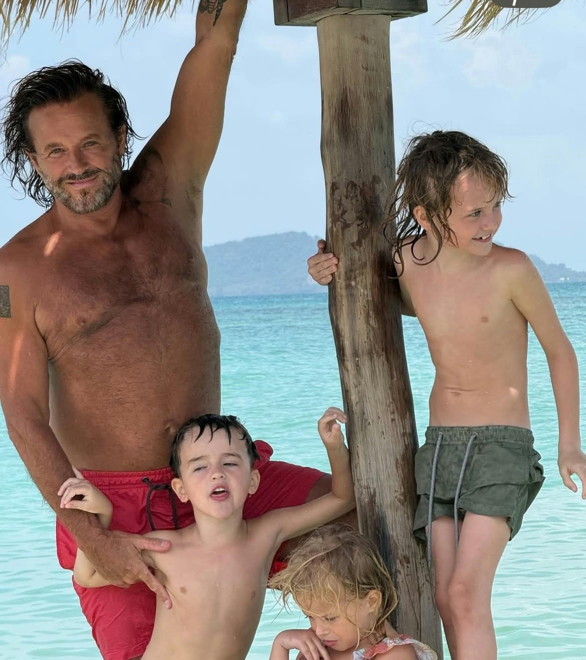 Dennis Knudsen og børnene i Thailand.