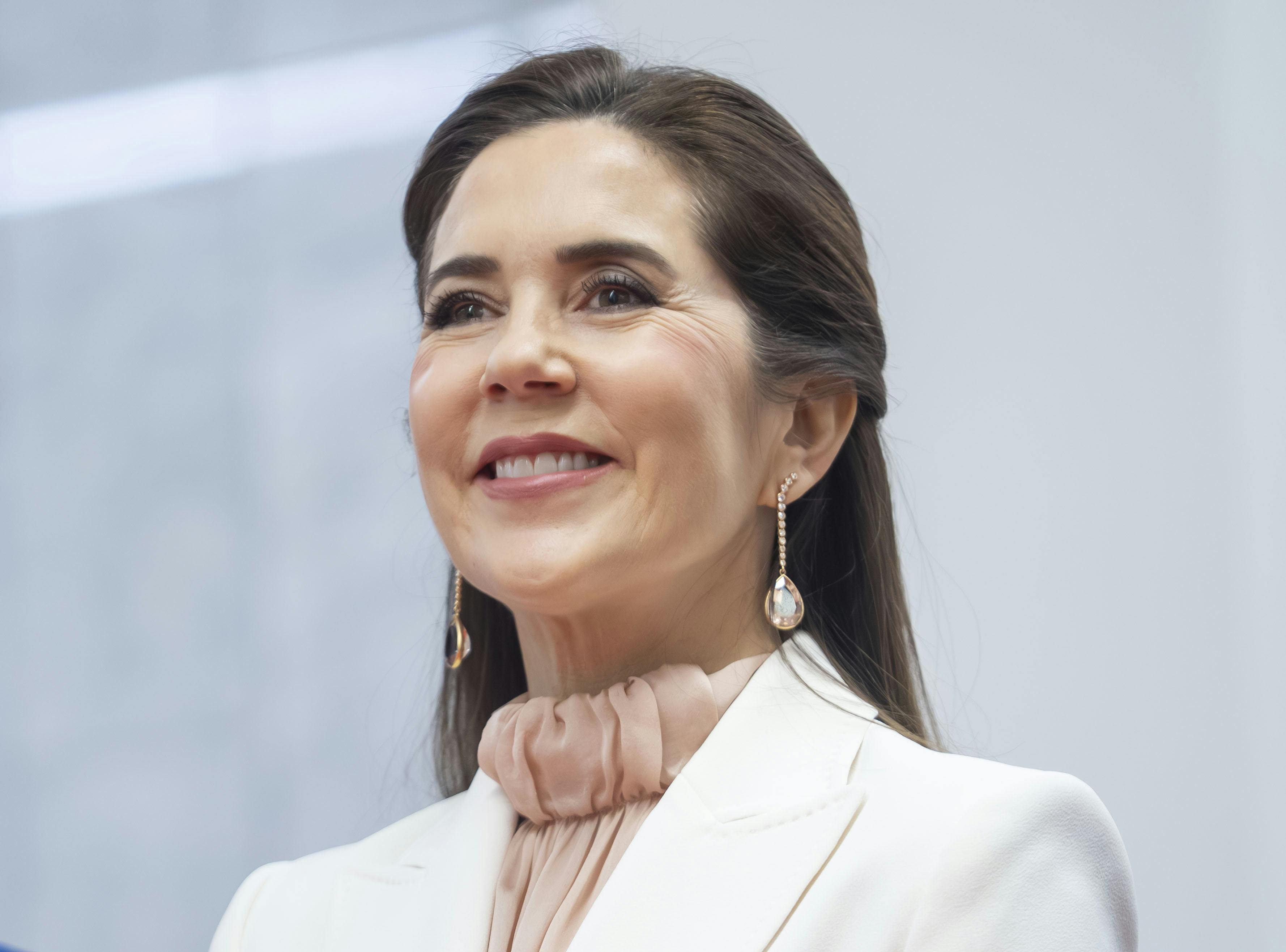 Dronning Marys funklende øreringe matchede hendes skjorte. 