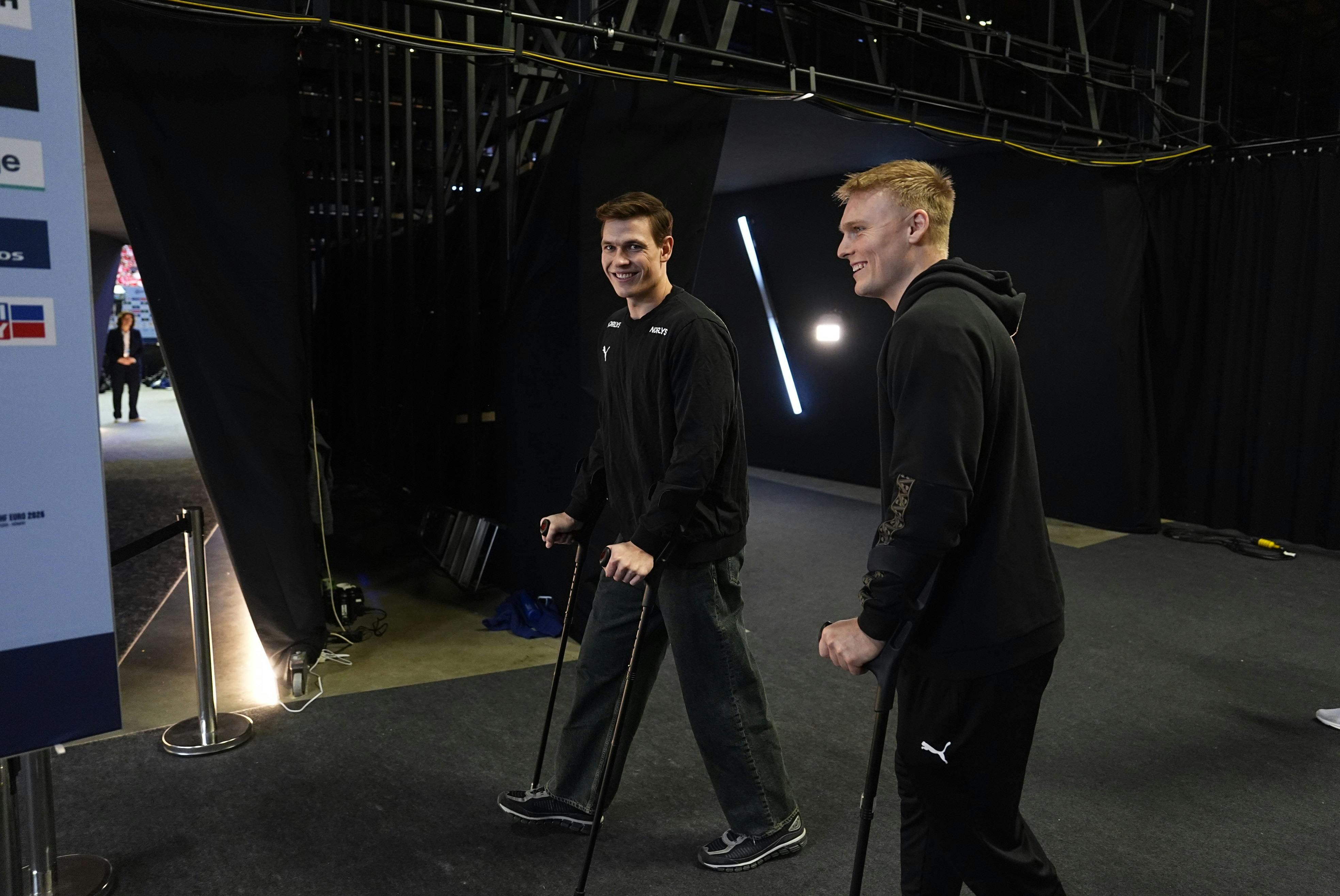 Lukas Jørgensen og Emil Bergholt ankom begge på krykker