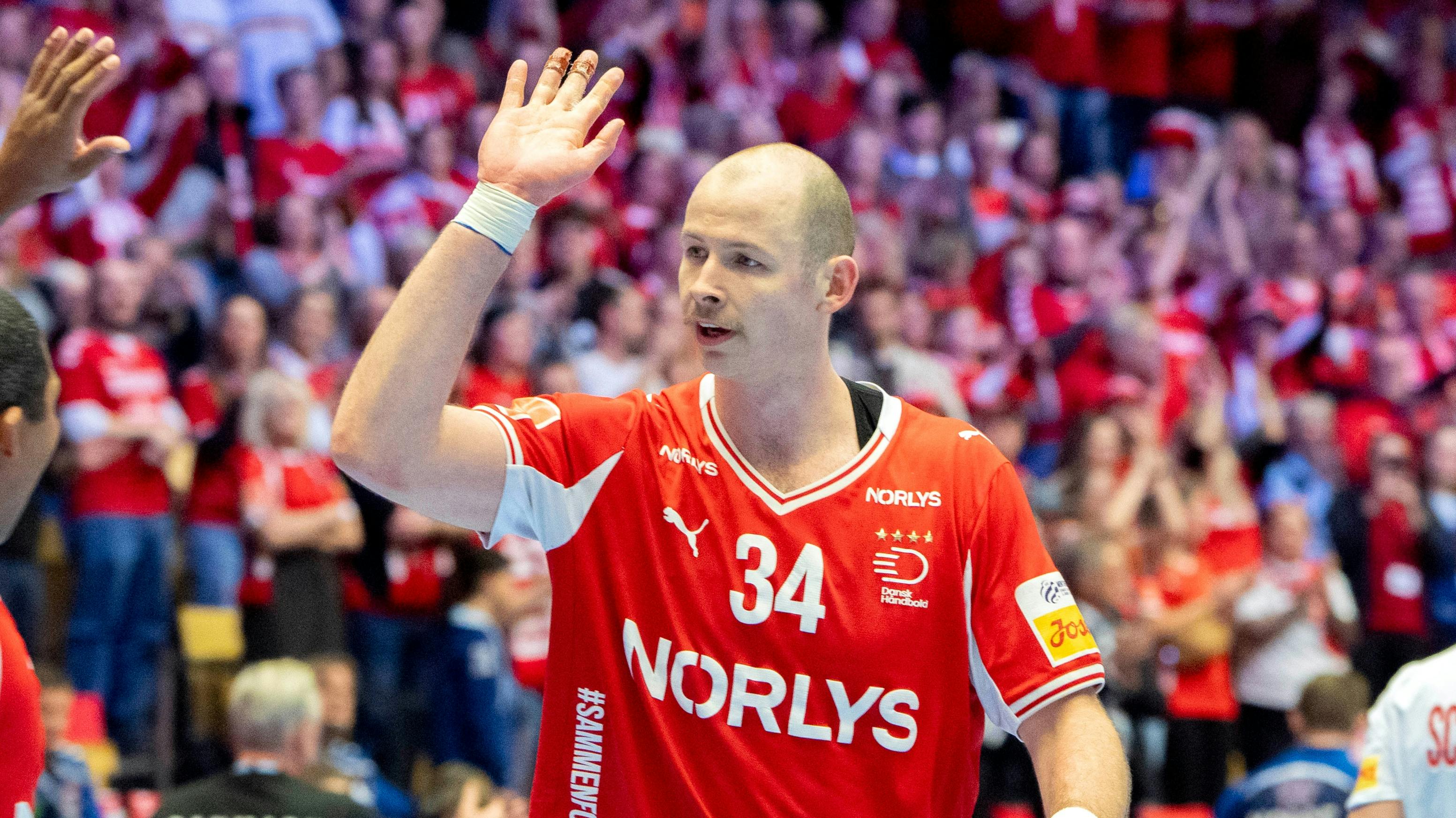 Simon Hald forlod hallen i Boxen midt under semifinalen mod Island.&nbsp;