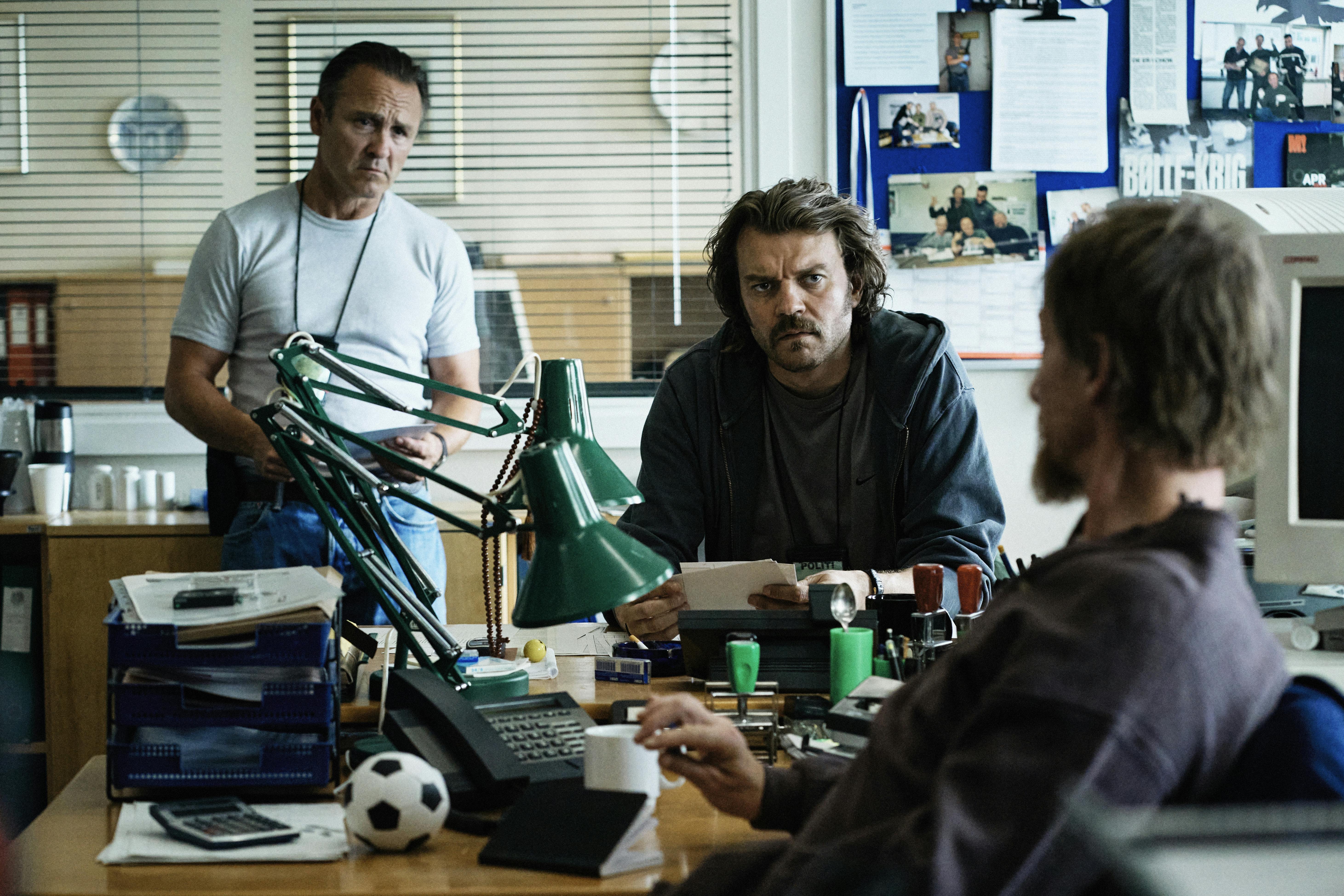 Lars Ranthe og Pilou Asbæk spiller betjente i tv-serie "Slangedræber", der kan ses på Prime.