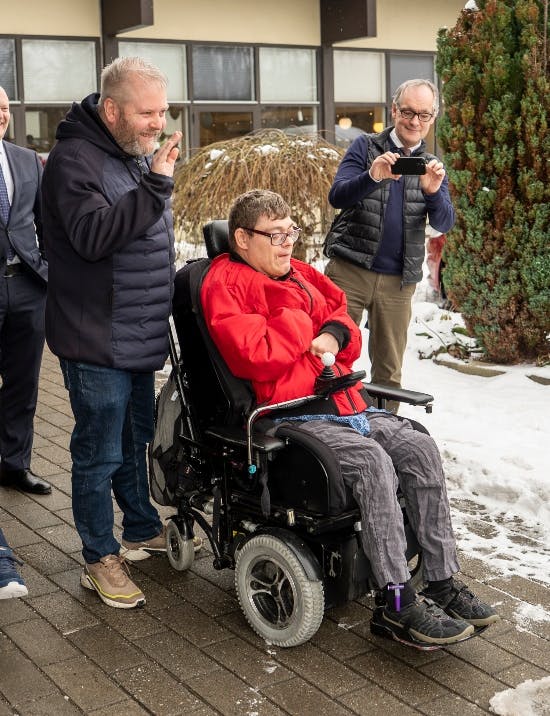 Sune holdt godt øje med prinsesse Benedikte og Kronebilen, da der blev vinket farvel til prinsessen