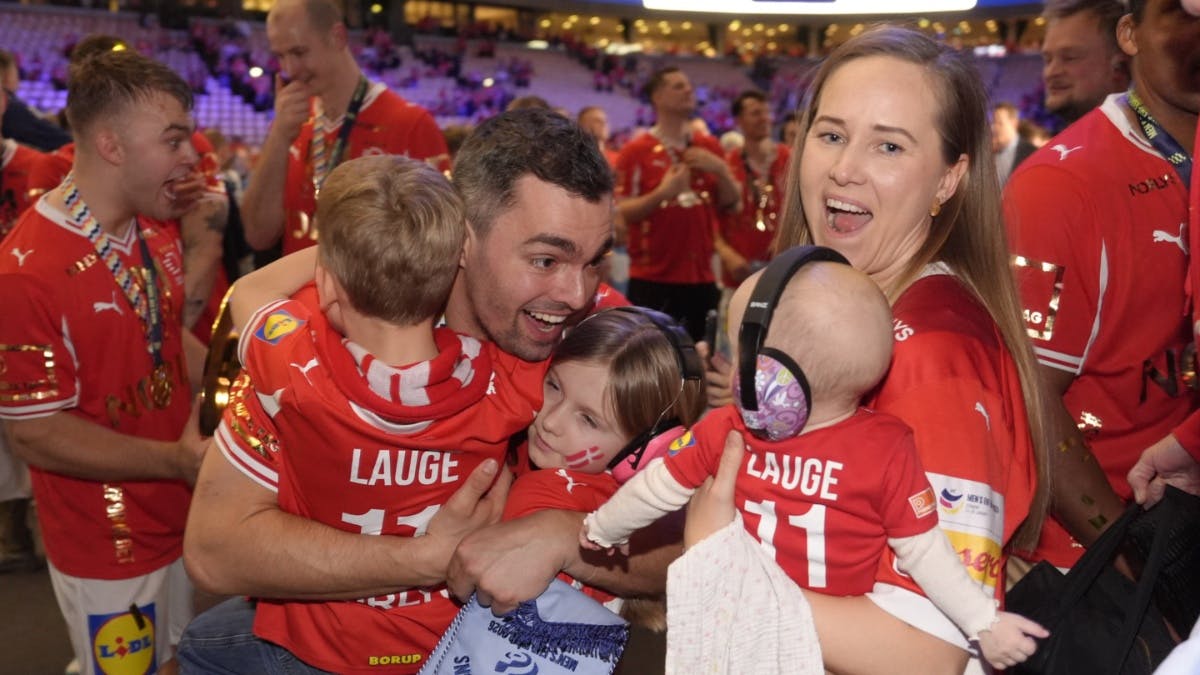 Rasmus Lauge med sine tre børn Freja, Noah og Anna samt hustruen Sabrina.