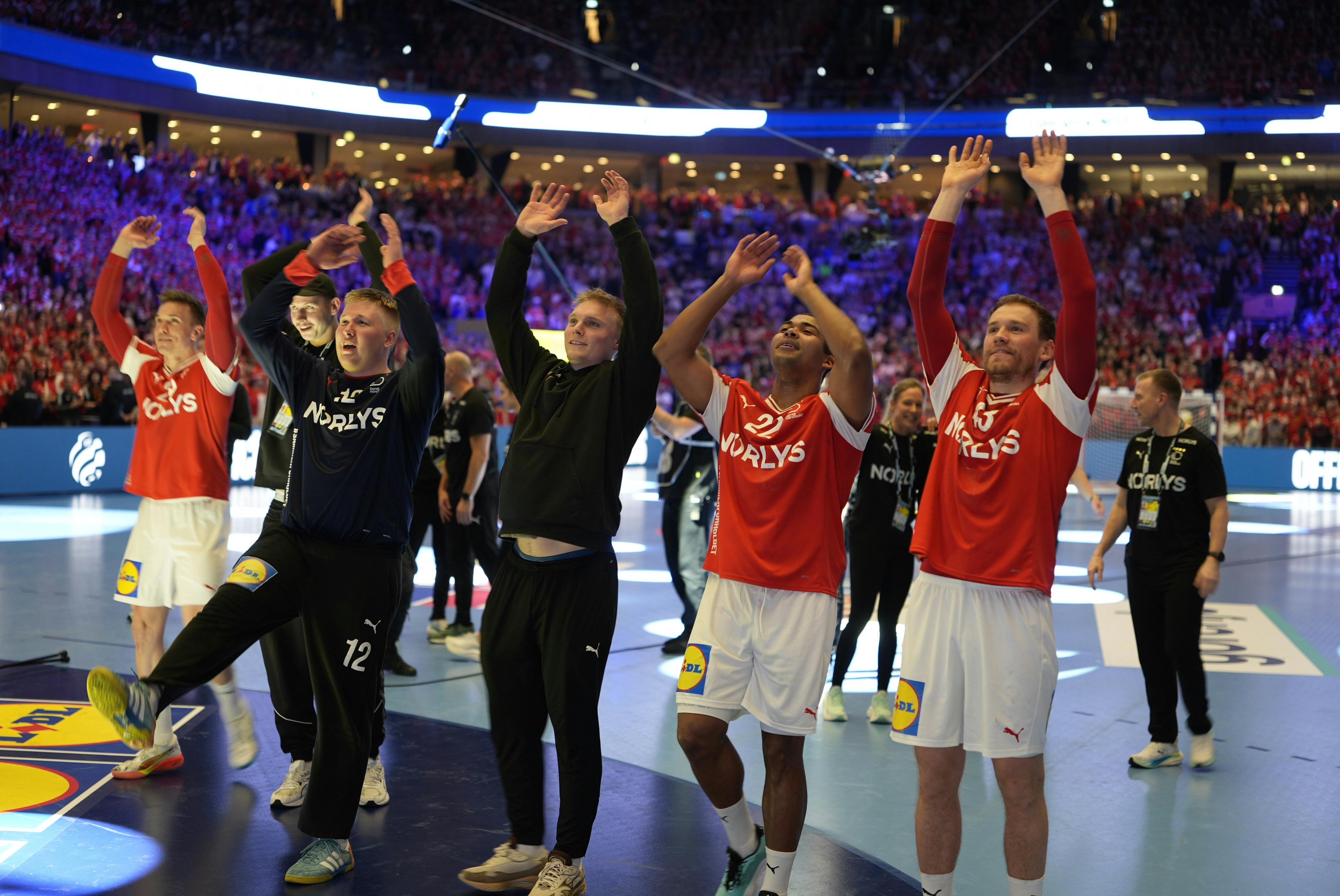 Simon Hald og Emil Bergholt sluttede sig til kammeraterne på banen. 
