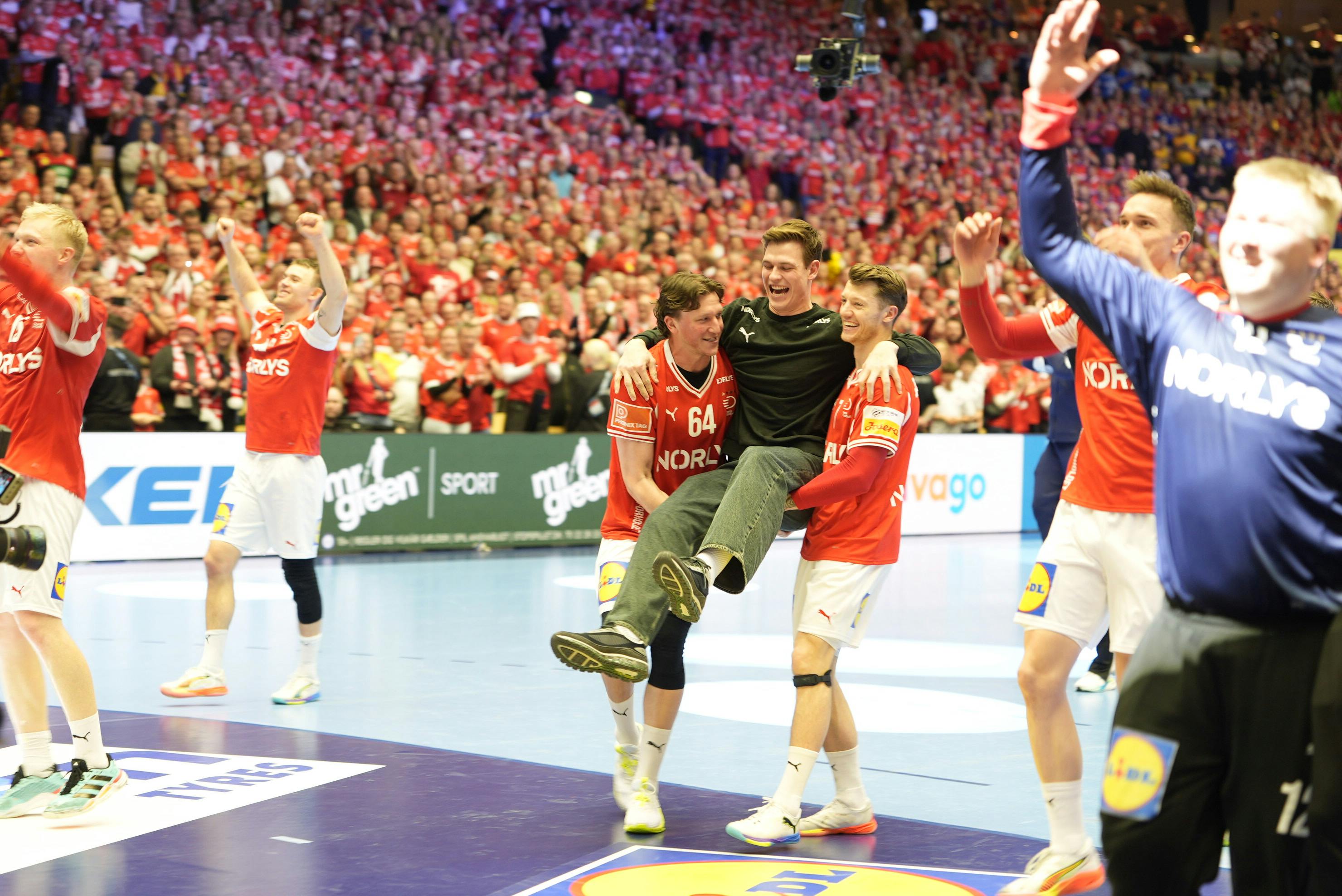 Lukas Jørgensen blev løftet af Lasse Møller og Emil Jakobsen