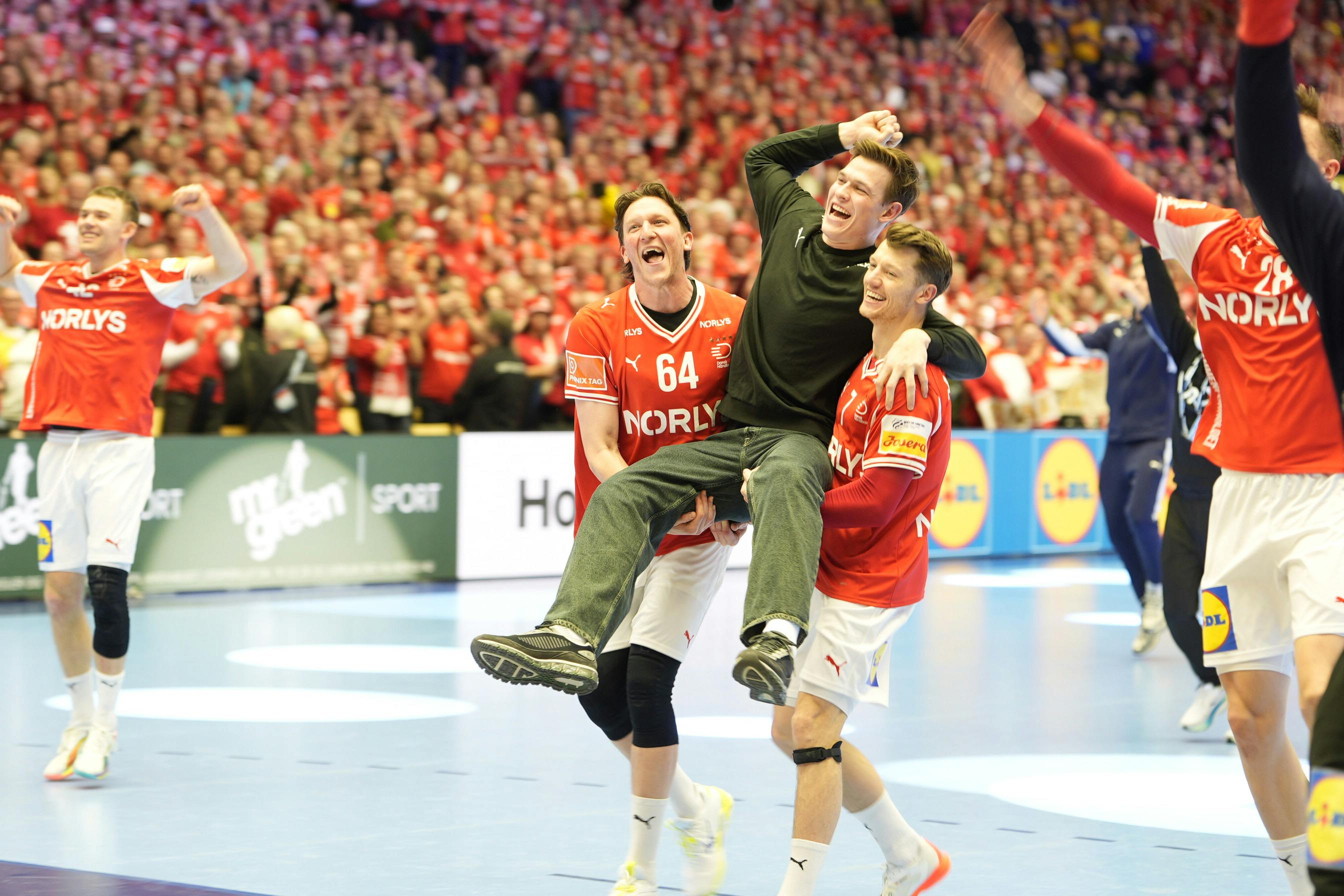 Sikke en hyldest af håndboldherrerne til de mange danske fans. 