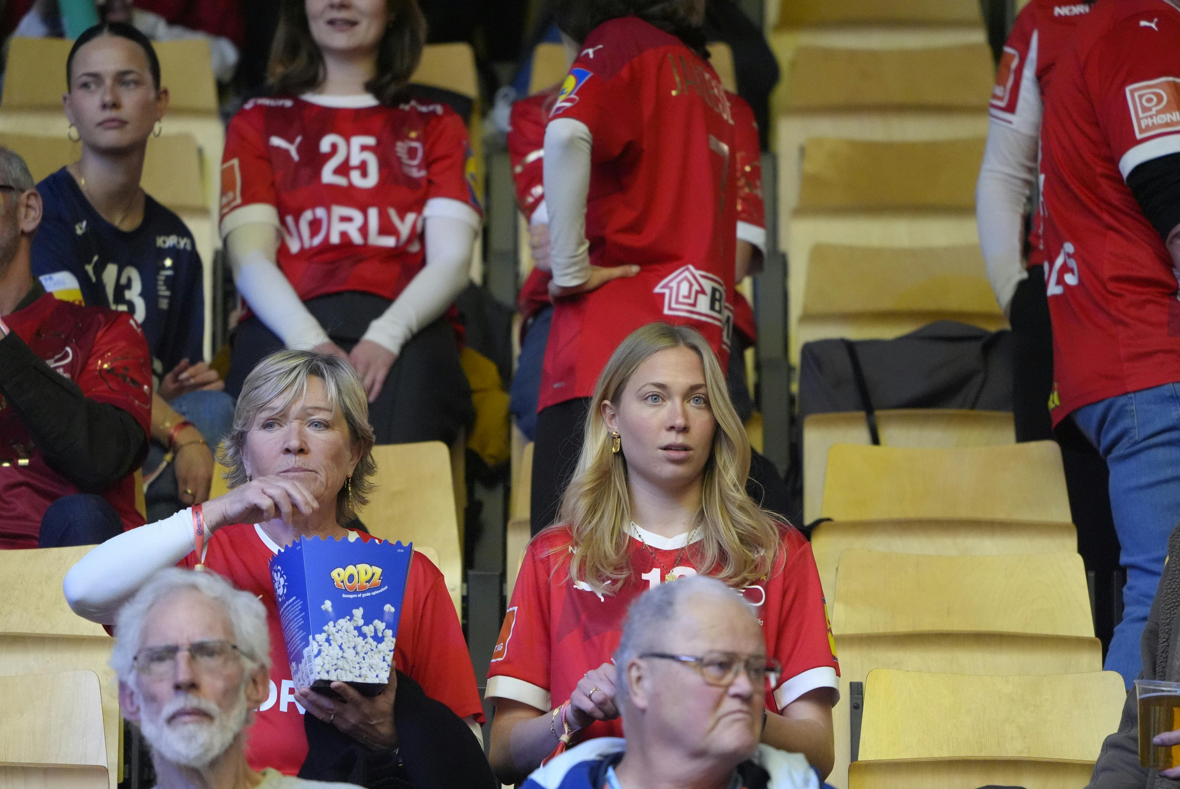 Mathias Gidsels kæreste, Katrine (th.), var klar på lægterne.