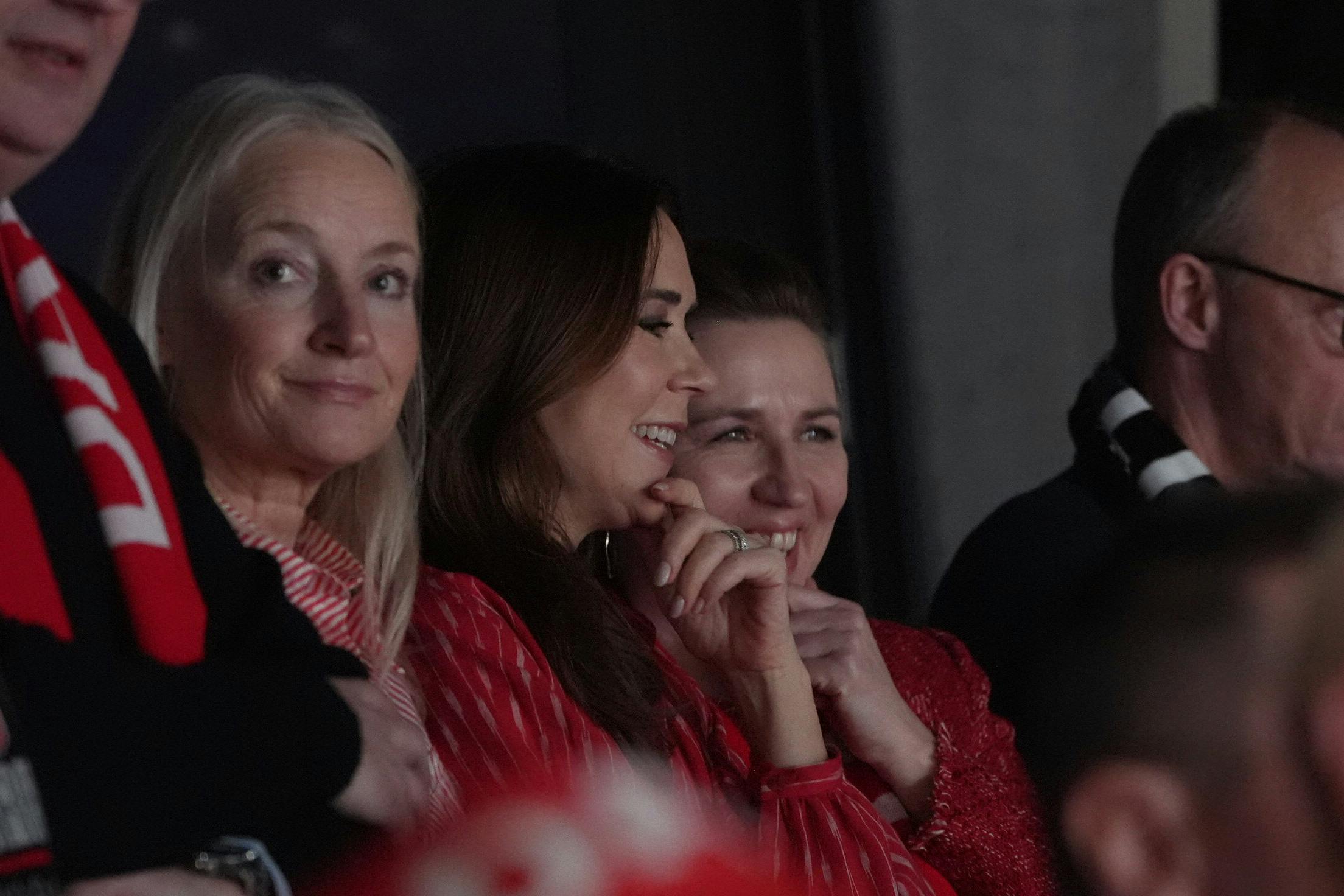 Dronning Mary sidder mellem sin privatsekretær Henriette Ellermann-Kingombe og Mette Frederiksen.