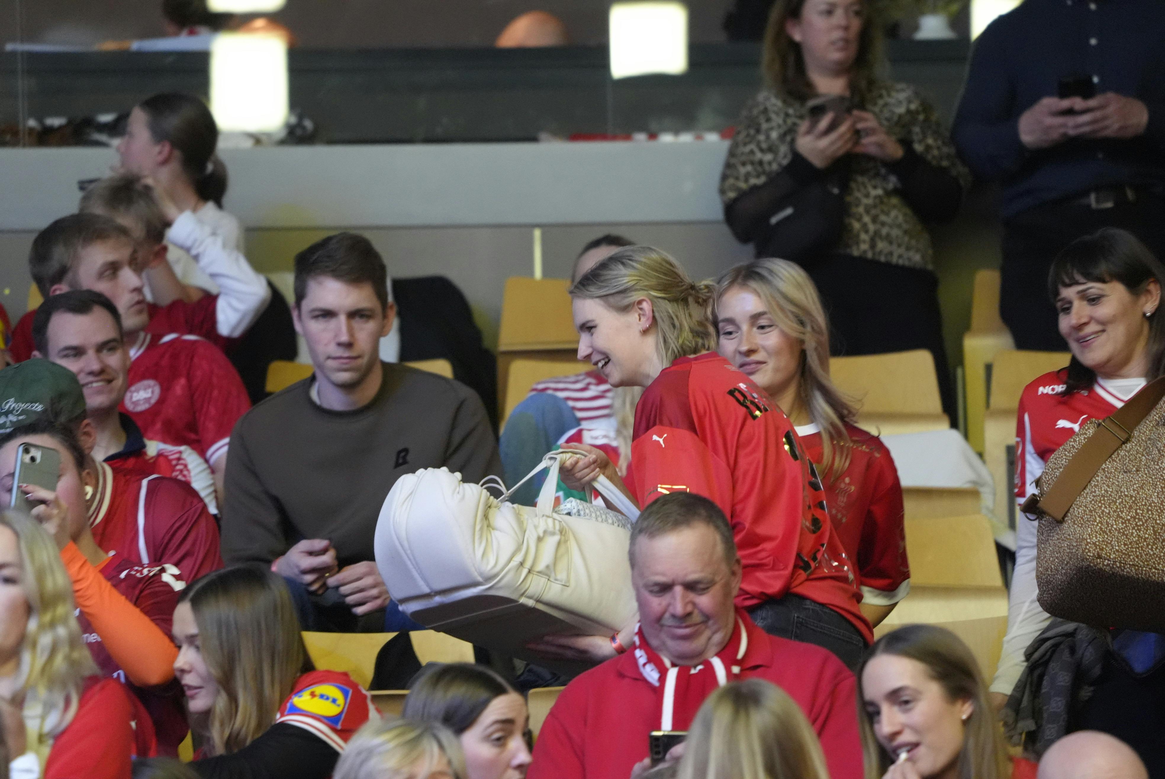 Emil Bergholts kæreste Astrid med deres fælles søn på otte dage.