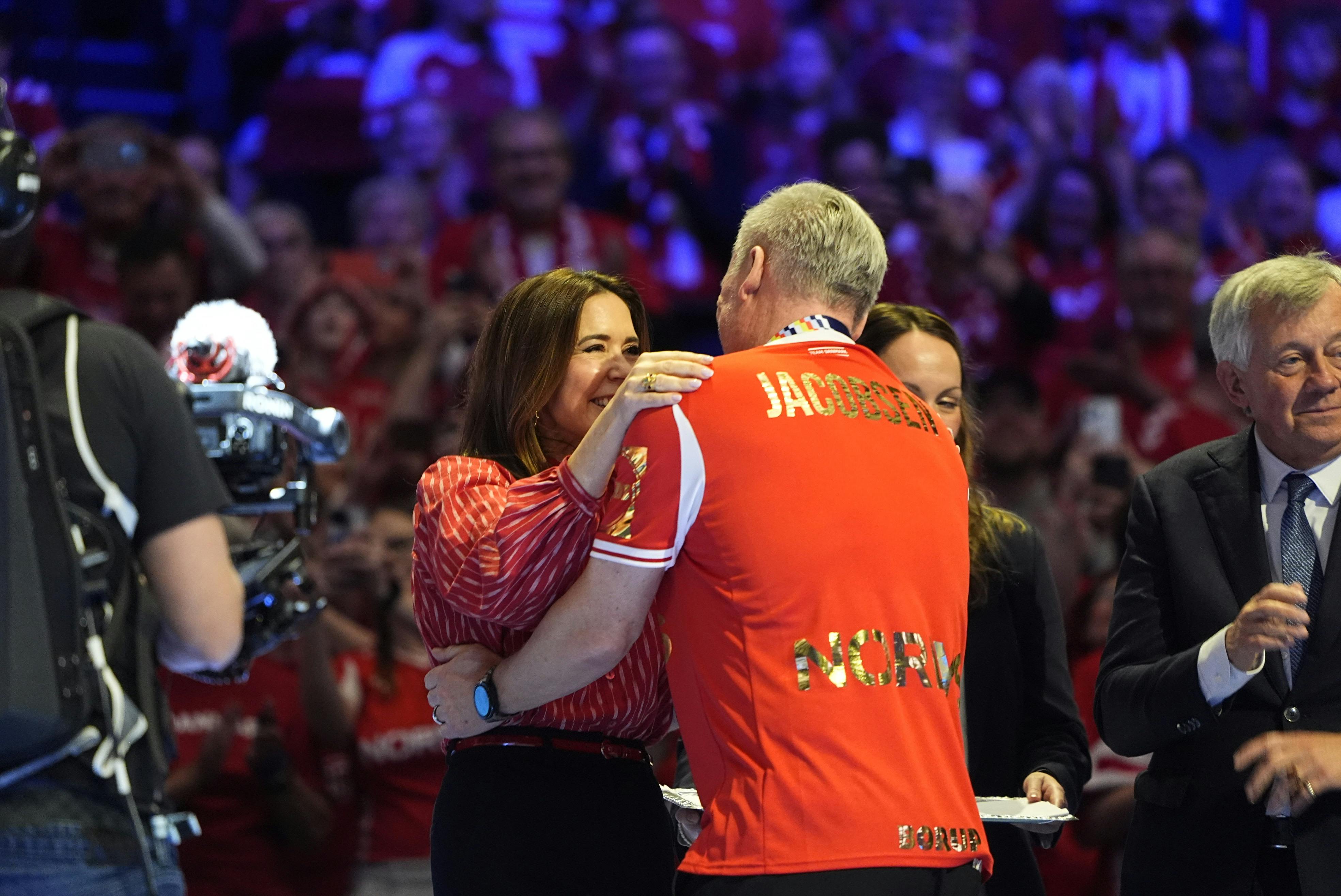 Dronning Mary og Nikolaj Jacobsen i omfavnelse.