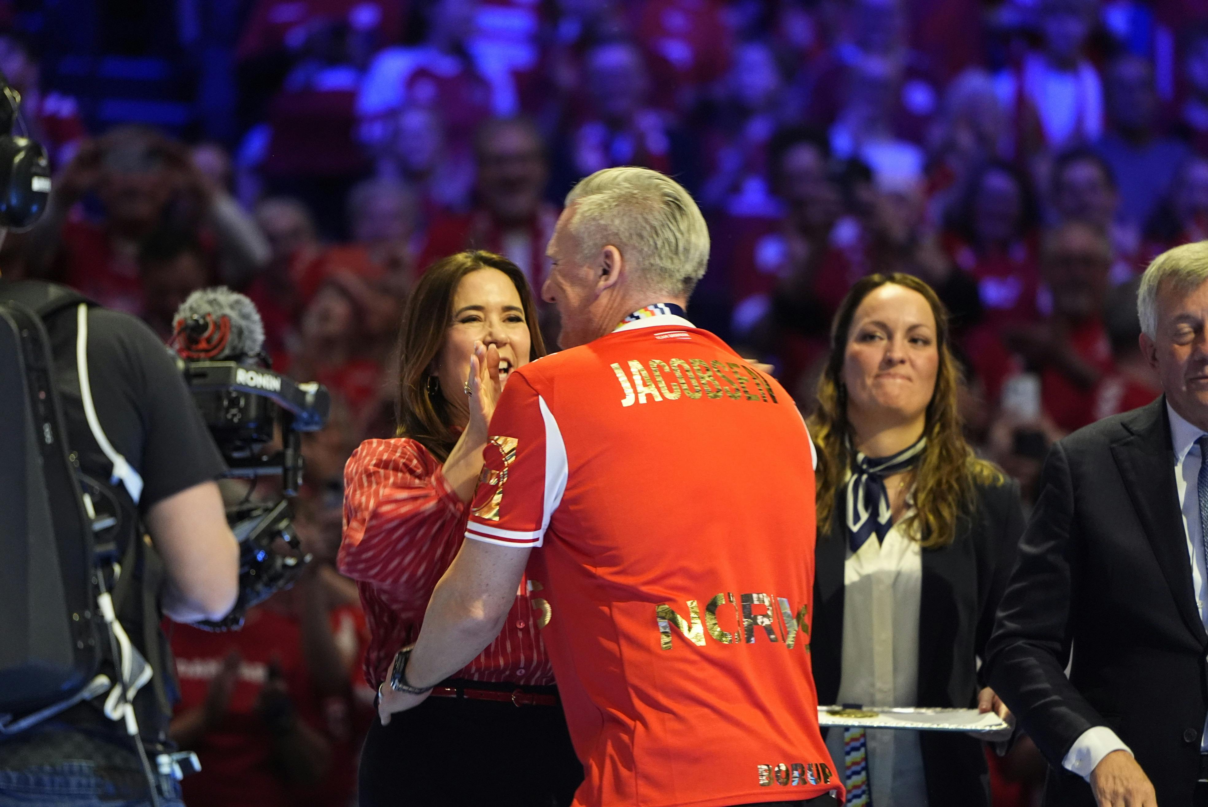 Dronning Mary uddelte sin guldmedalje til Nikolaj Jacobsen. 