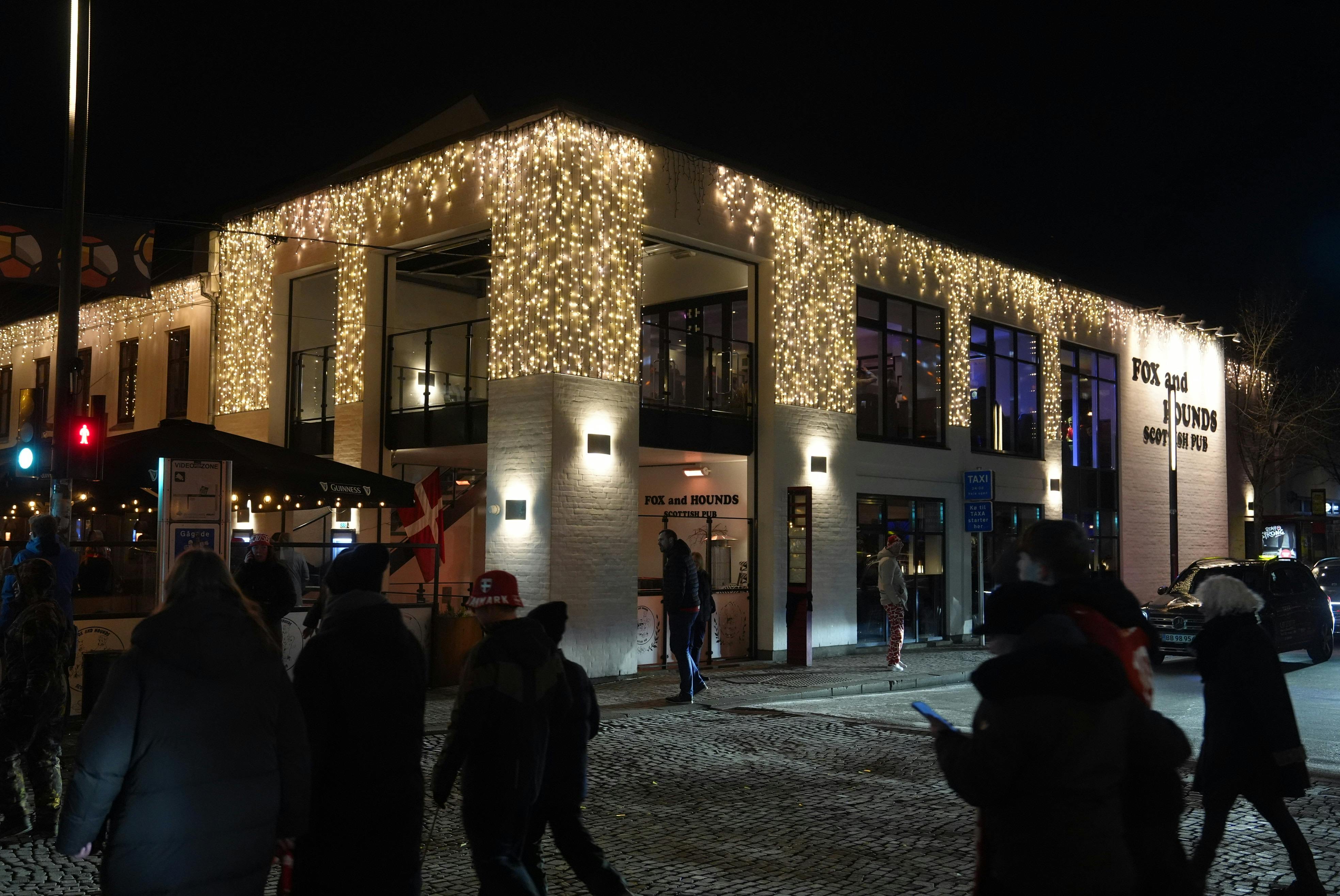 Her på Fox and Hounds holder håndboldherrerne deres private guldfest. 