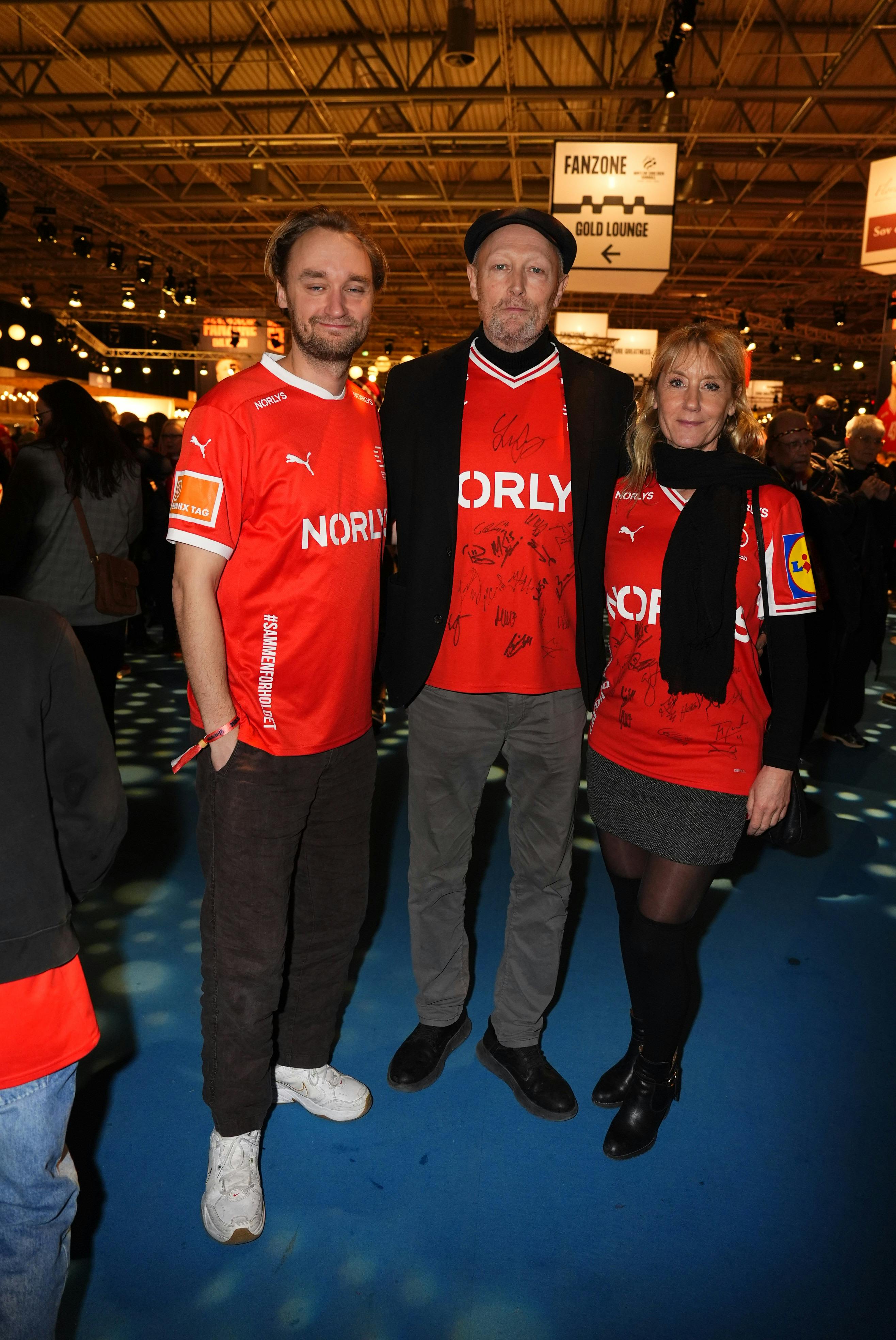 Lars Mikkelsen er omgivet af sin hustru Anette Støvelbæk og deres ældste søn Lue. Deres yngste søn Thor støder til senere.