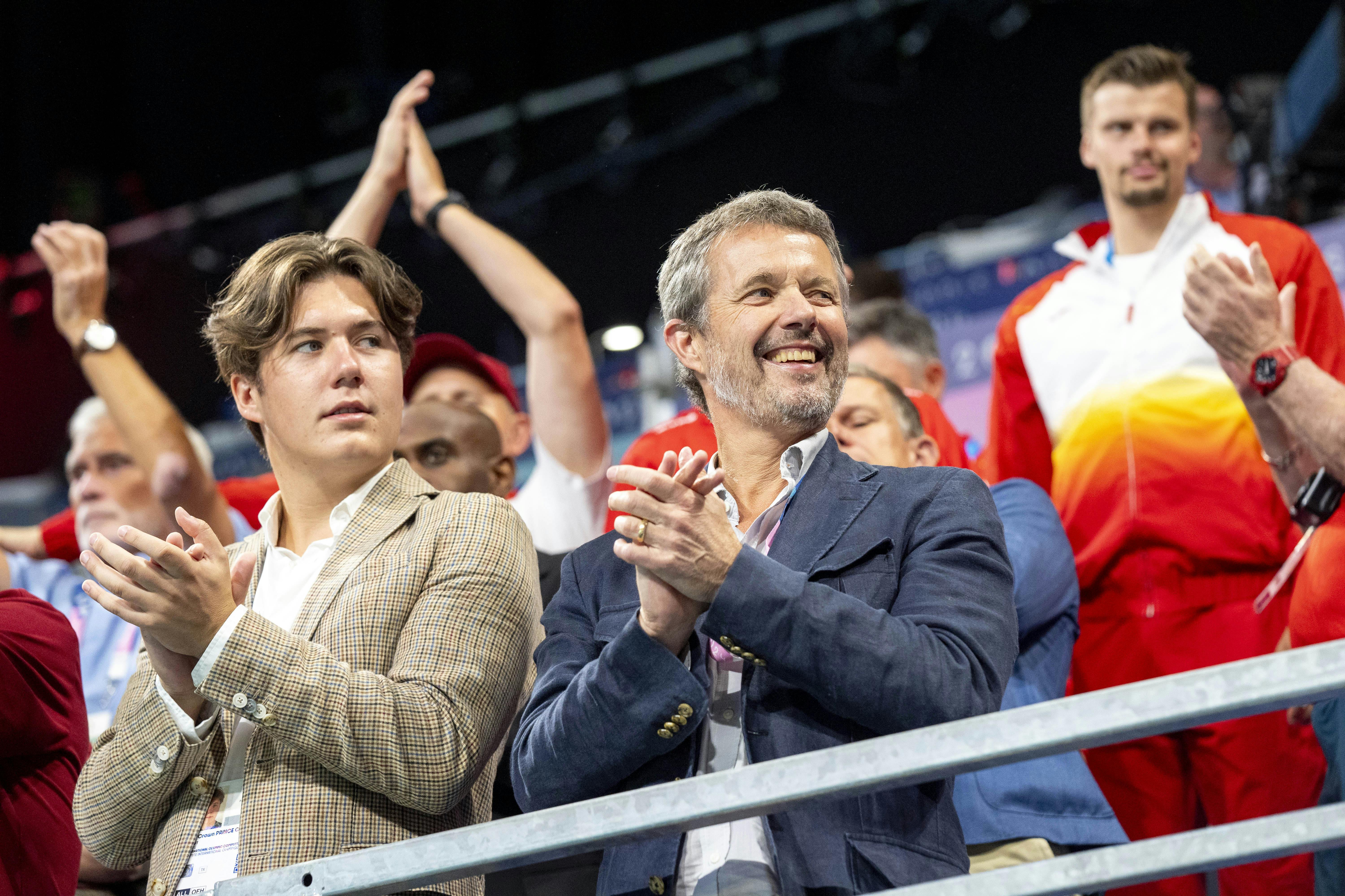 Da håndboldherrerne vandt guld ved OL i 2024, var kong Frederik at finde blandt publikum. Dengang havde han selskab af kronprins Christian.
