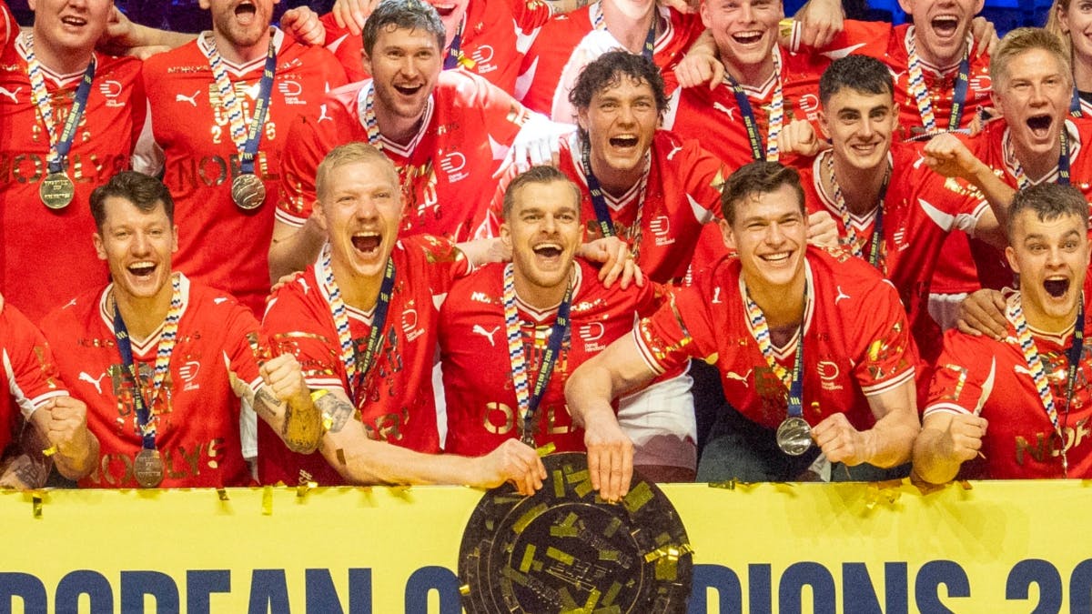 Håndboldherrerne blev hyldet på podiet i Boxen.