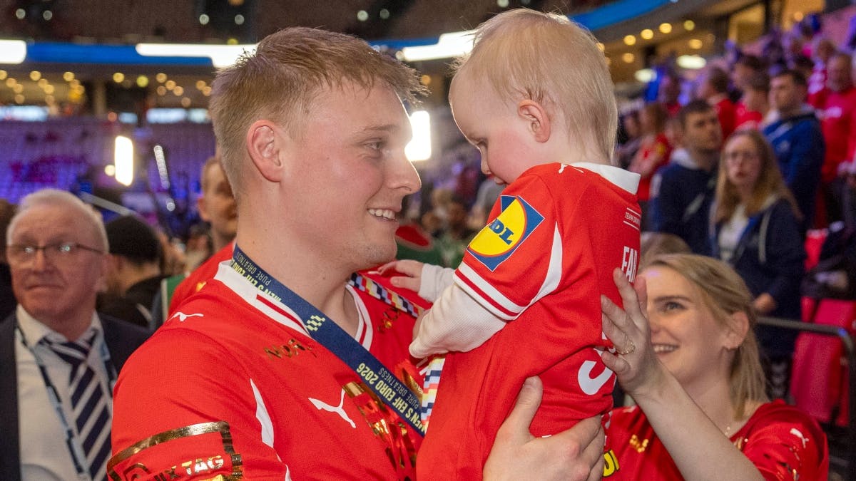 Emil Bergholts datter fik et stort kram af sin far efter kampen.