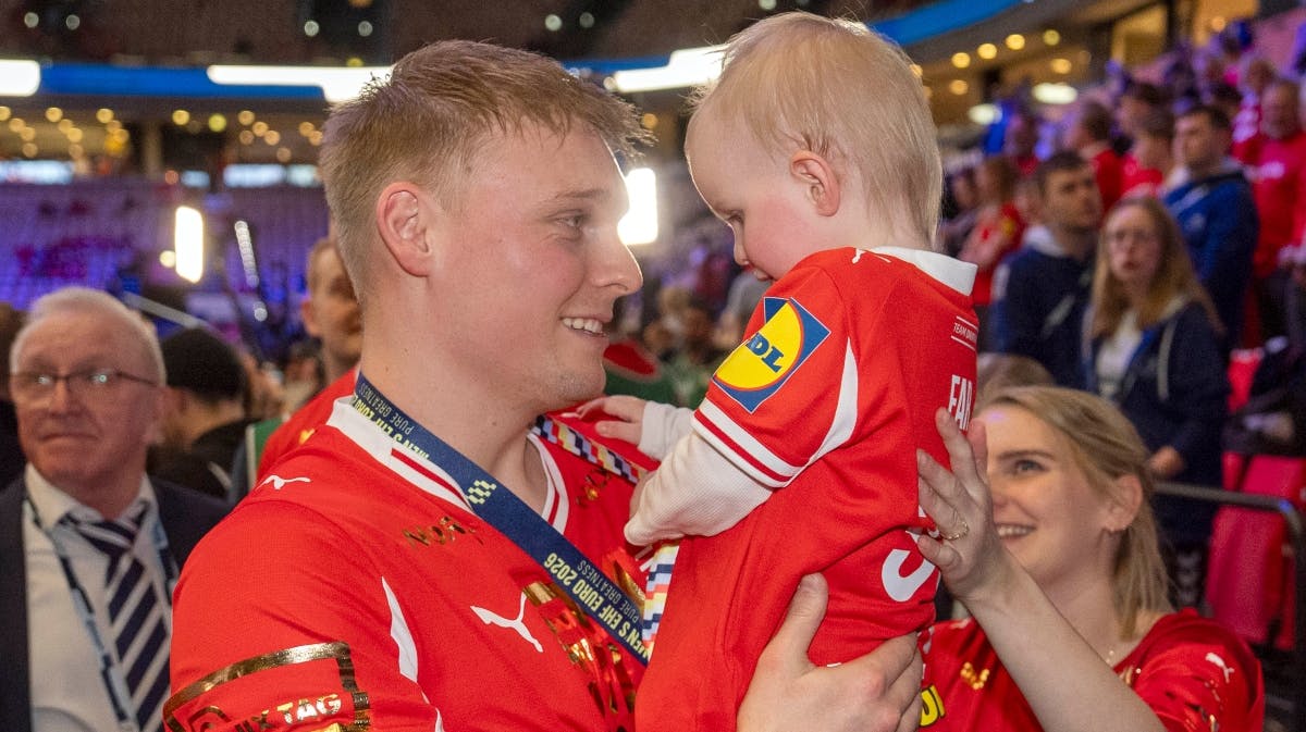 Emil Bergholts datter fik et stort kram af sin far efter kampen.