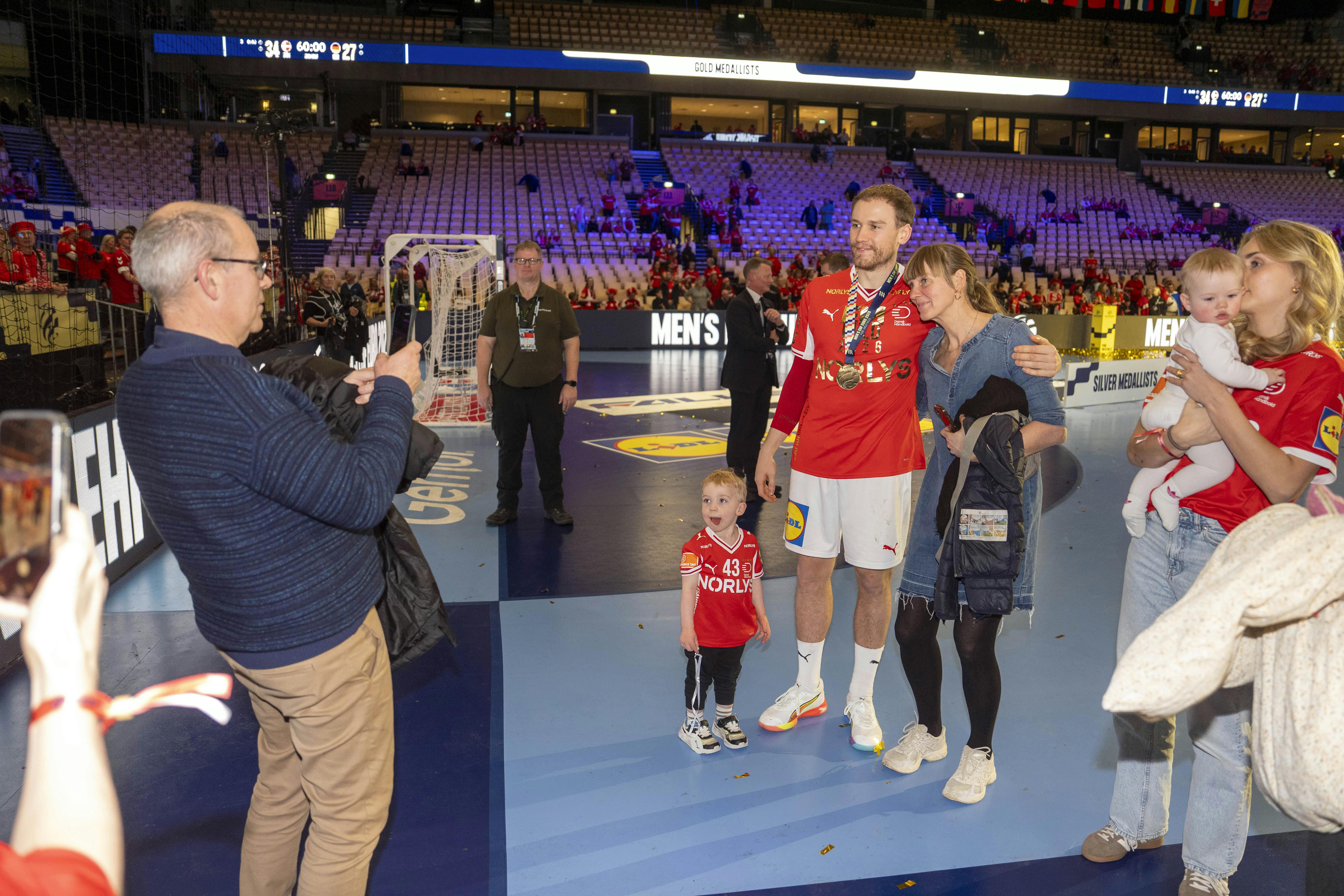 Jan Pytlick forevige sønnens store øjeblik i Boxen - her sammen med Simon Pytlicks mor, Berit Bogetoft. 