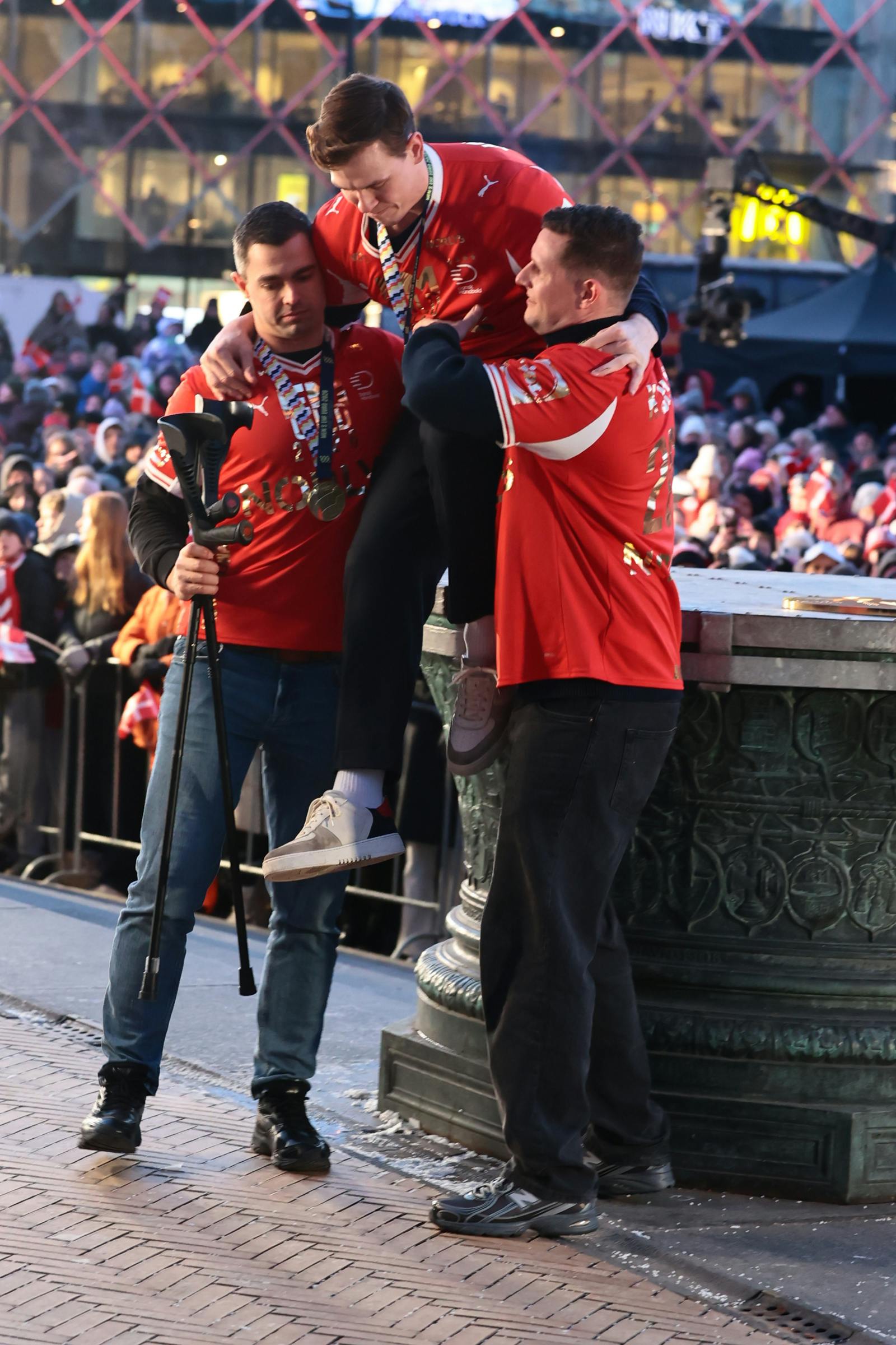 Lukas Jørgensen fik fantastisk støtte af holdkammeraterne.