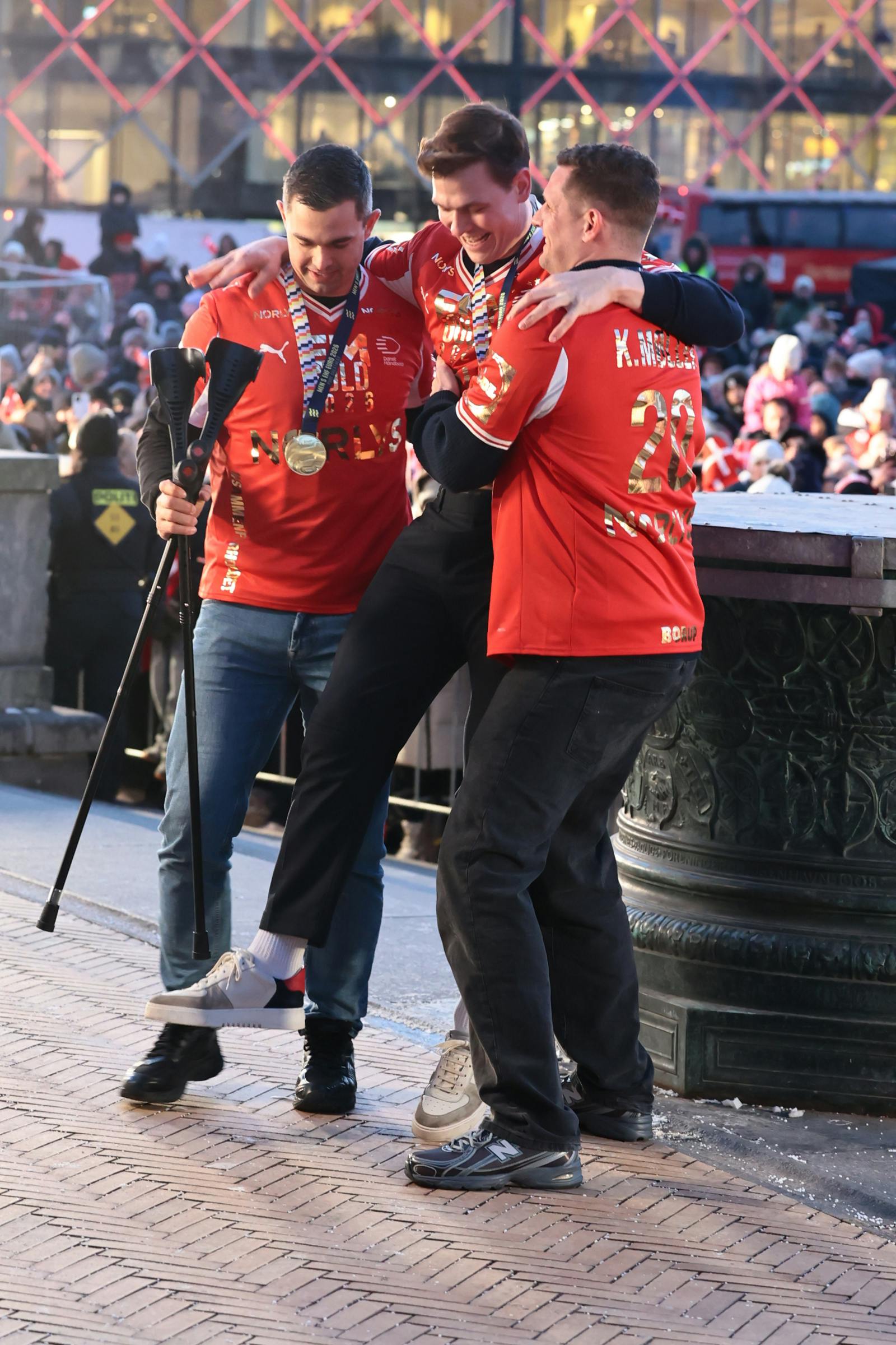 Der var store smil og højt humør, da Lukas Jørgensen blev hjulpet ned af Rasmus Lauge og Kevin Møller.