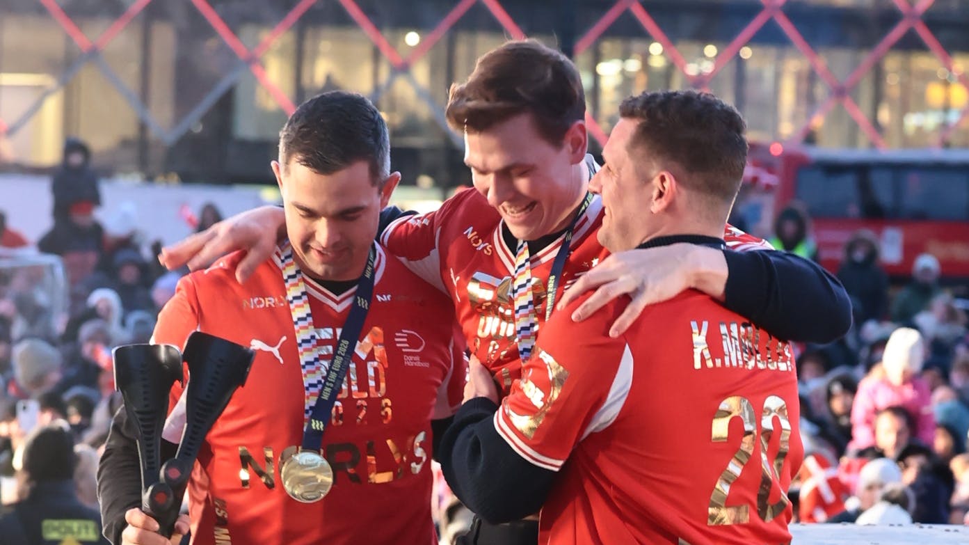 Rasmus Lauge og Kevin Møller stod klar til at hjælpe Lukas Jørgensen.