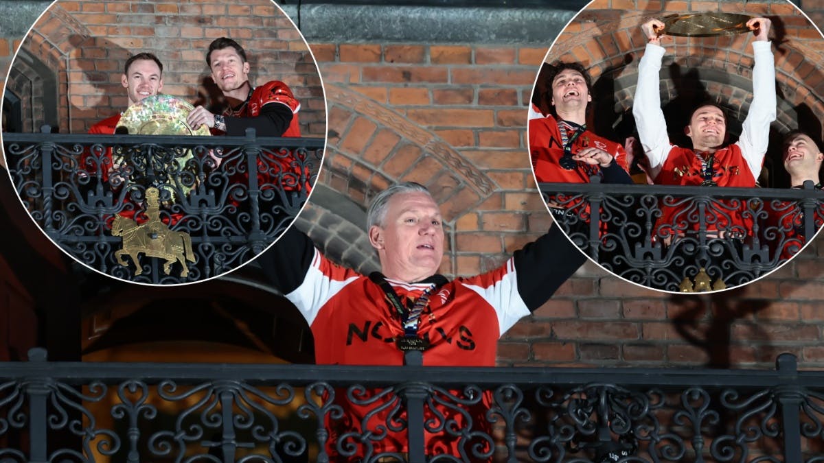 Håndboldherrerne bliver hyldet på balkonen på Københavns Rådhus.