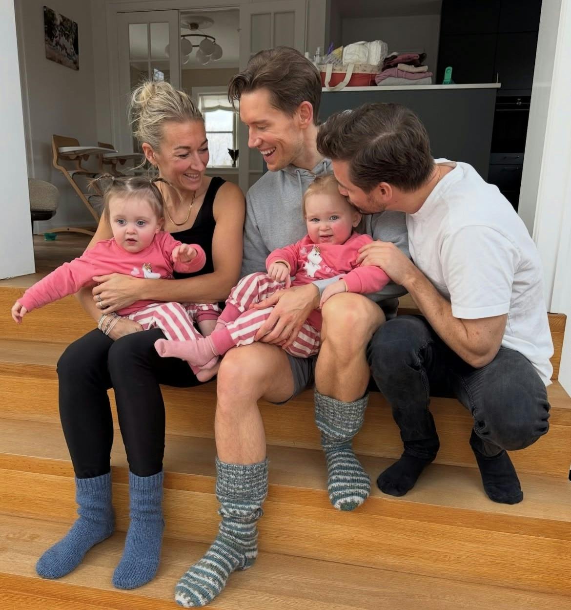 Nanna Brandt, Morten Kjeldgaard og Frederik Haun med Emma og Nora et år og fire måneder gamle.