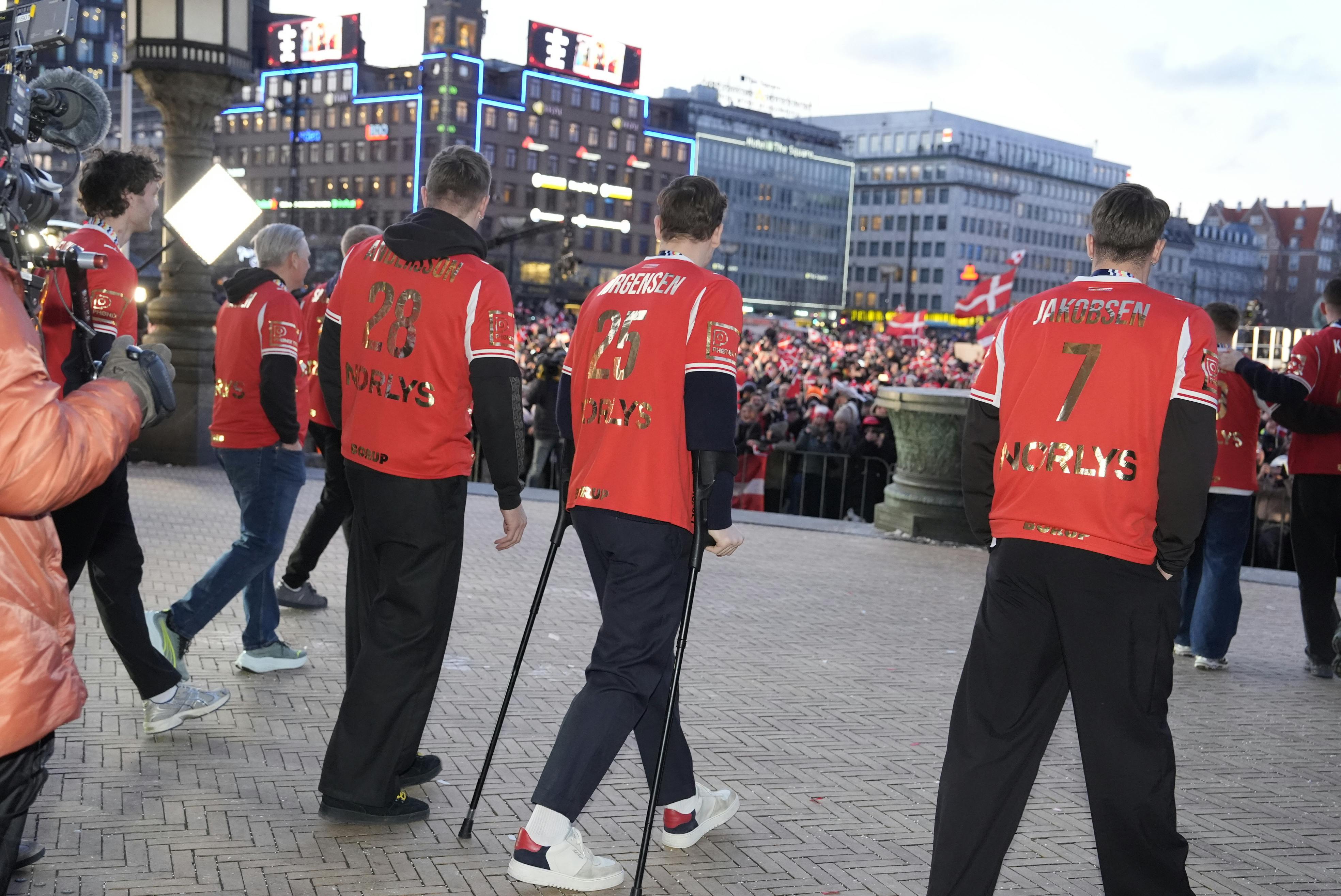 Lukas Jørgensen på krykker ved ankomsten til Rådhuspladsen.