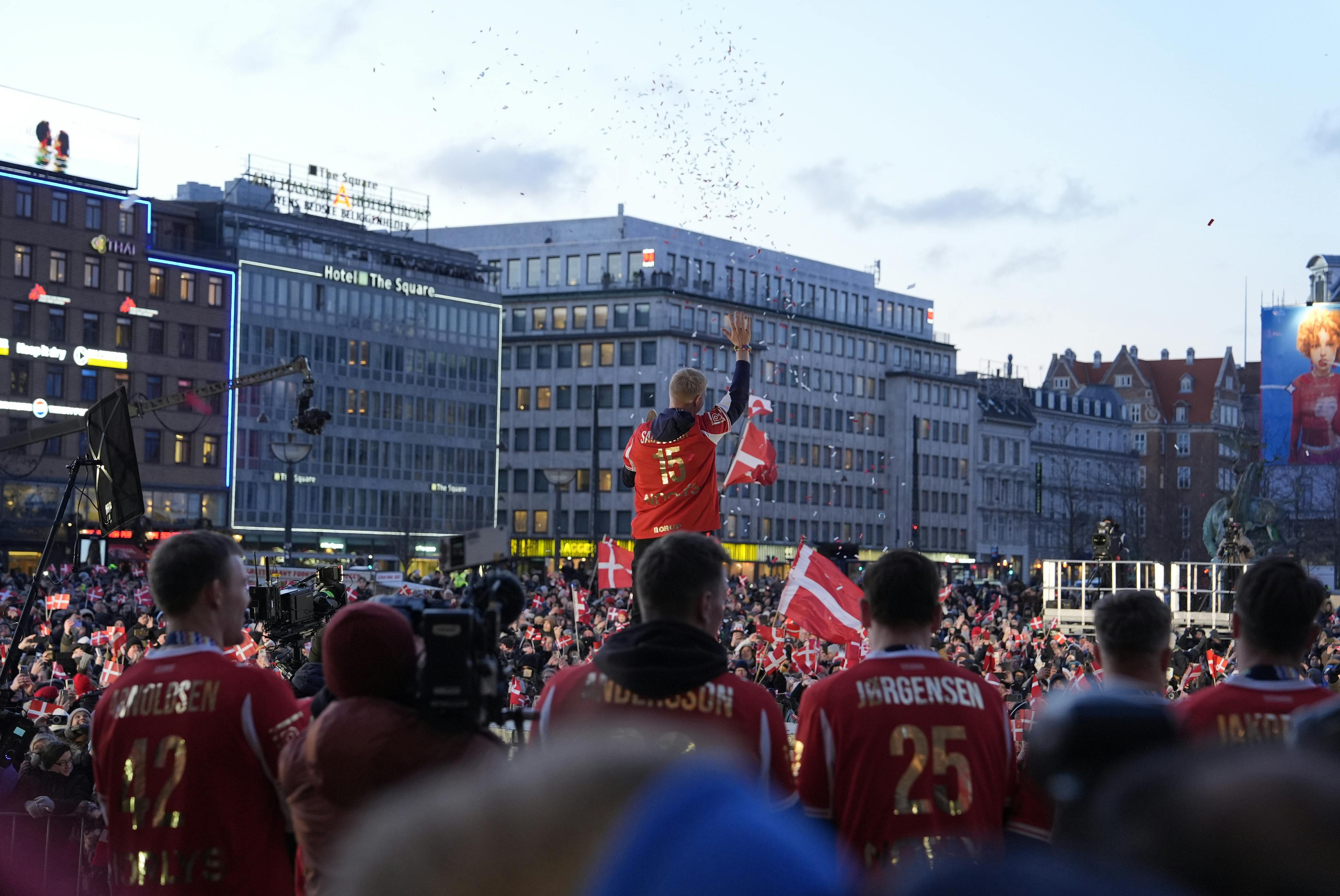 Magnus Saugstrup bliver hyldet foran Københavns Rådhus.