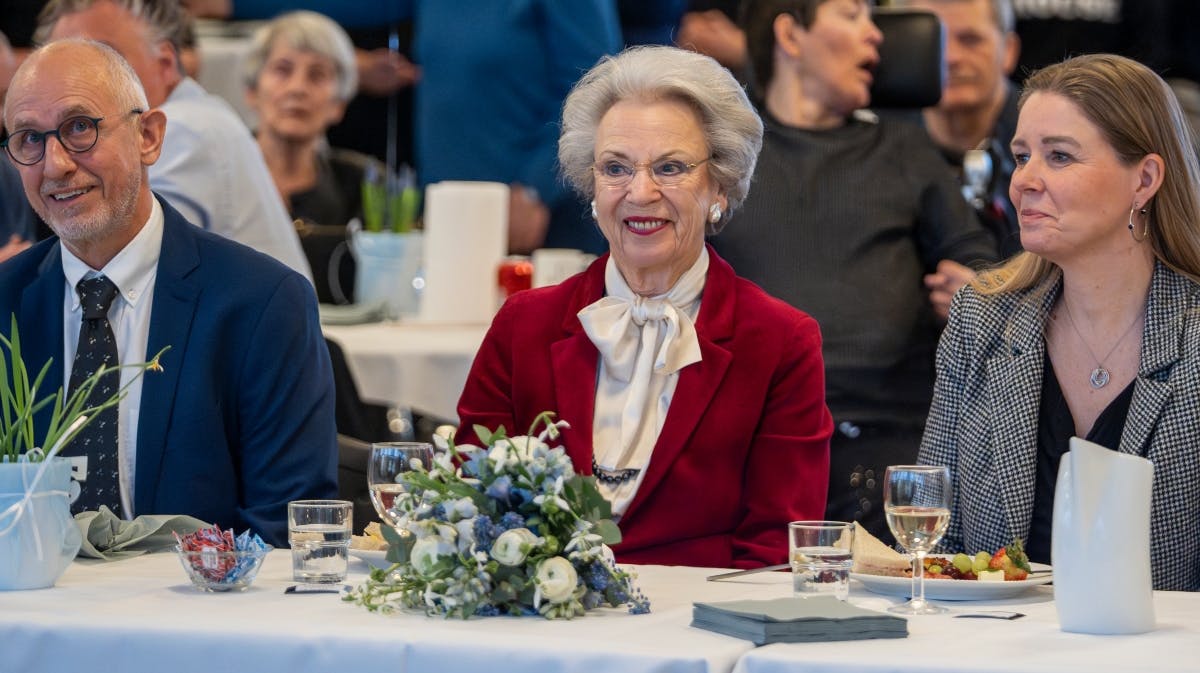 Prinsesse Benedikte sidder her med Kim Frederiksen og Pia Allerslev