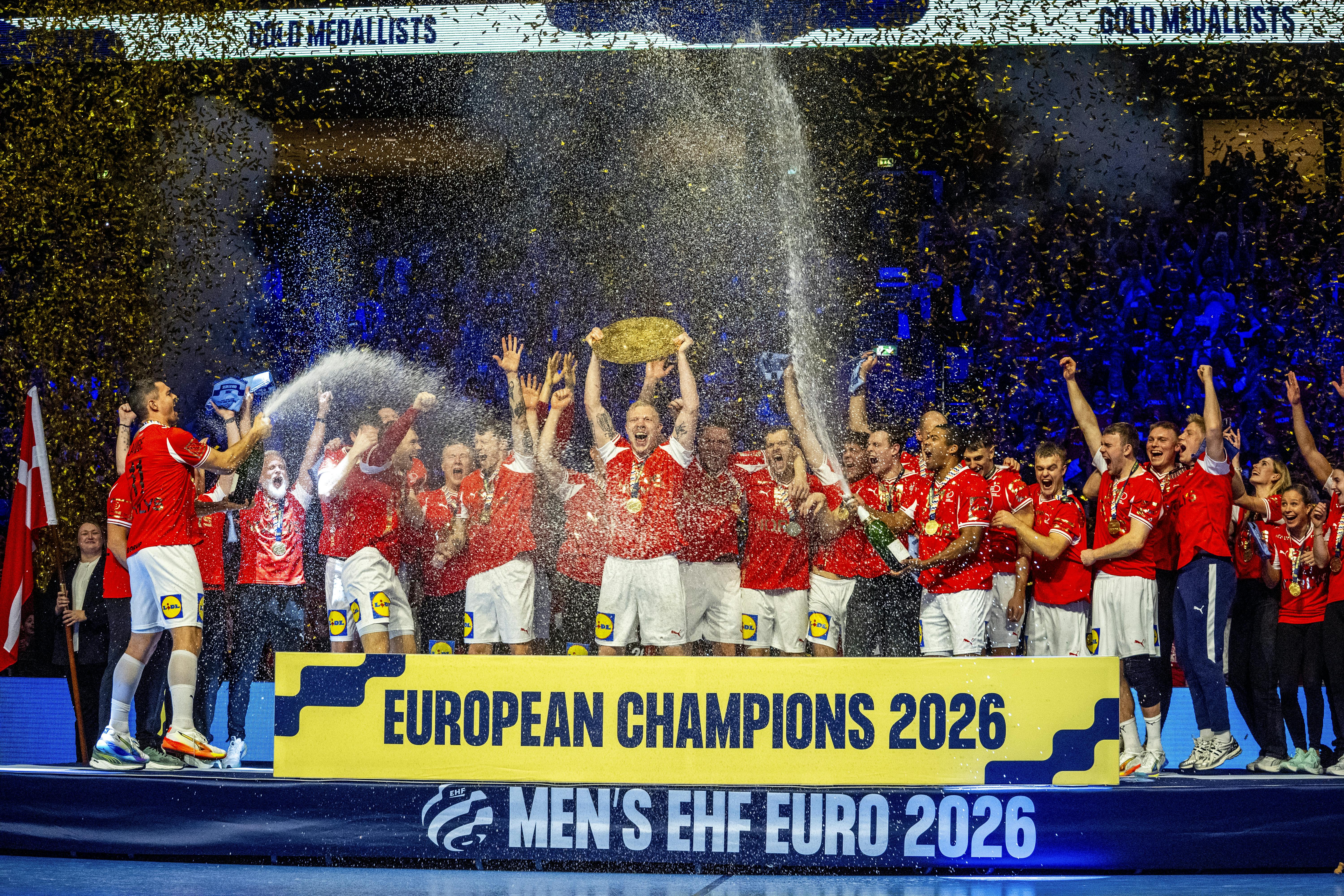 Guldmedaljen blev fejret med champagnebad. 