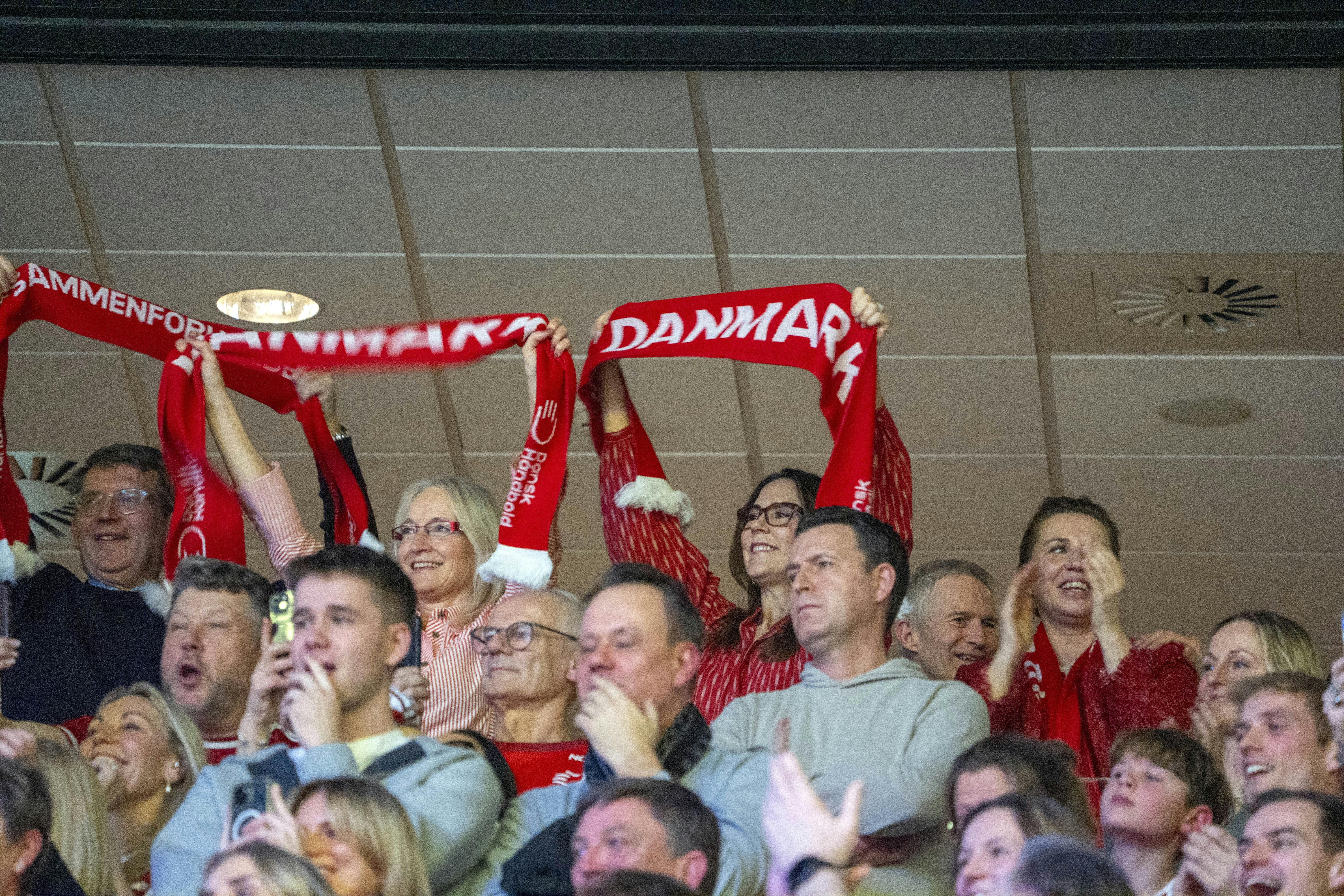 Hello! Magazine fremhæver også, at dronning Mary stod klar på lægterne med et landsholdstørklæde.