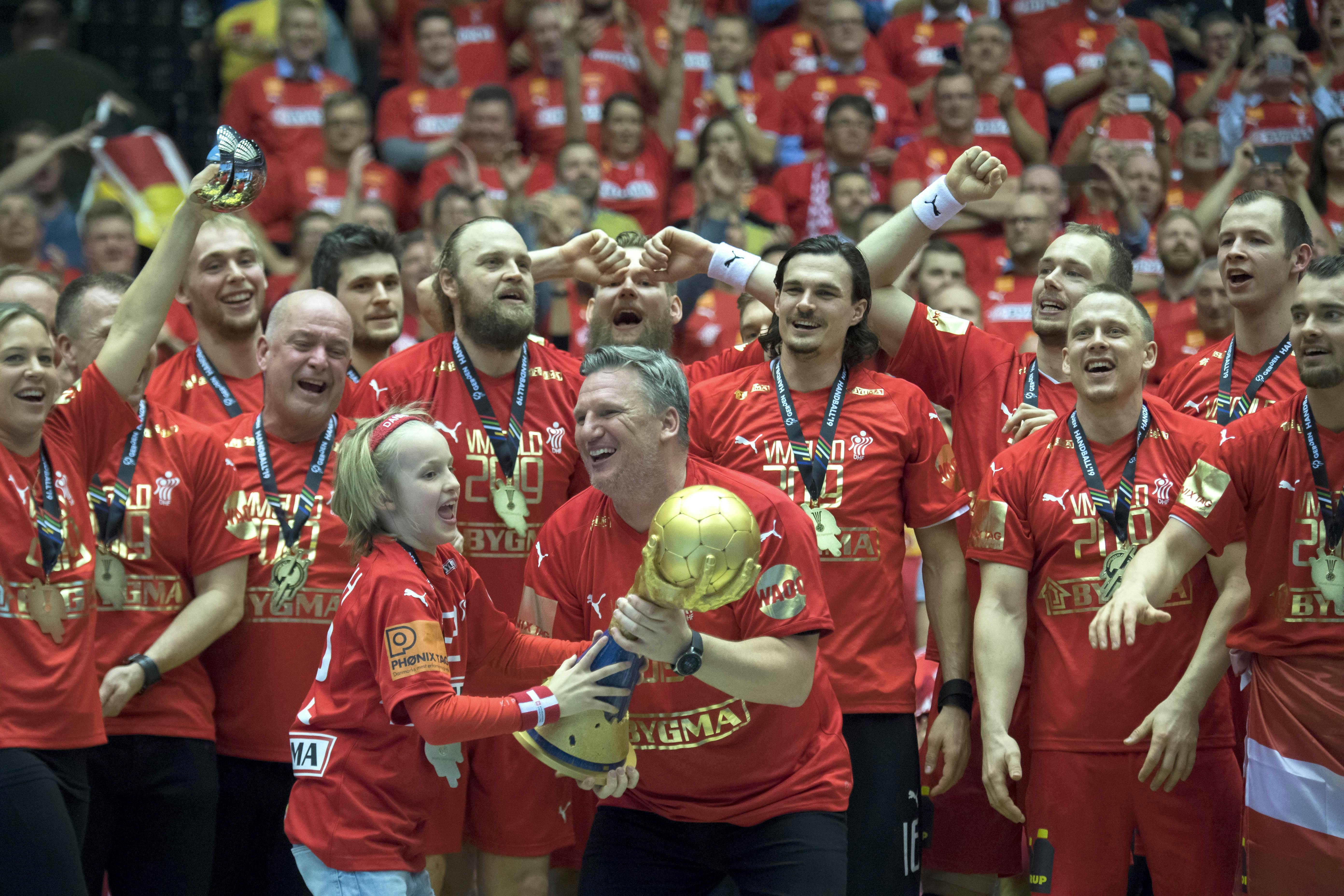 Linus er blevet en hel del højere, siden han hjalp sin far med at løfte VM-trofæet i 2019. 