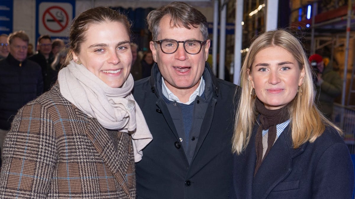 Brian Mikkelsen omgivet af Kezia og Claire