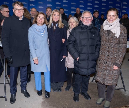 Brian Mikkelsen med fru Eliane, datteren Claire, sin mor Winnie og far Arne samt datteren Kezia