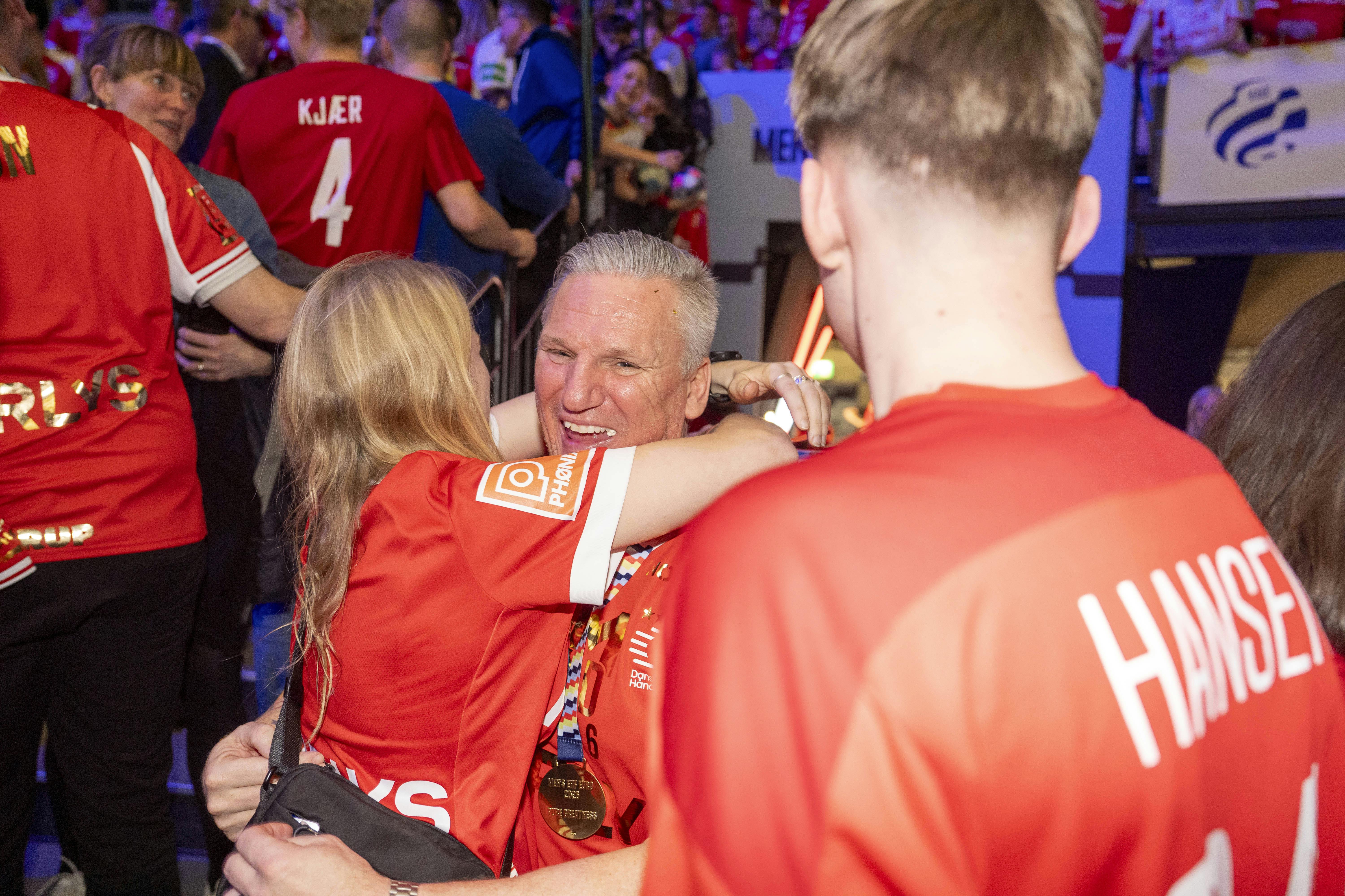 Datteren Sille får en krammer af Nikolaj Jacobsen efter sejren. Forrest i billedet kan man se Linus i sin Mikkel Hansen-trøje.