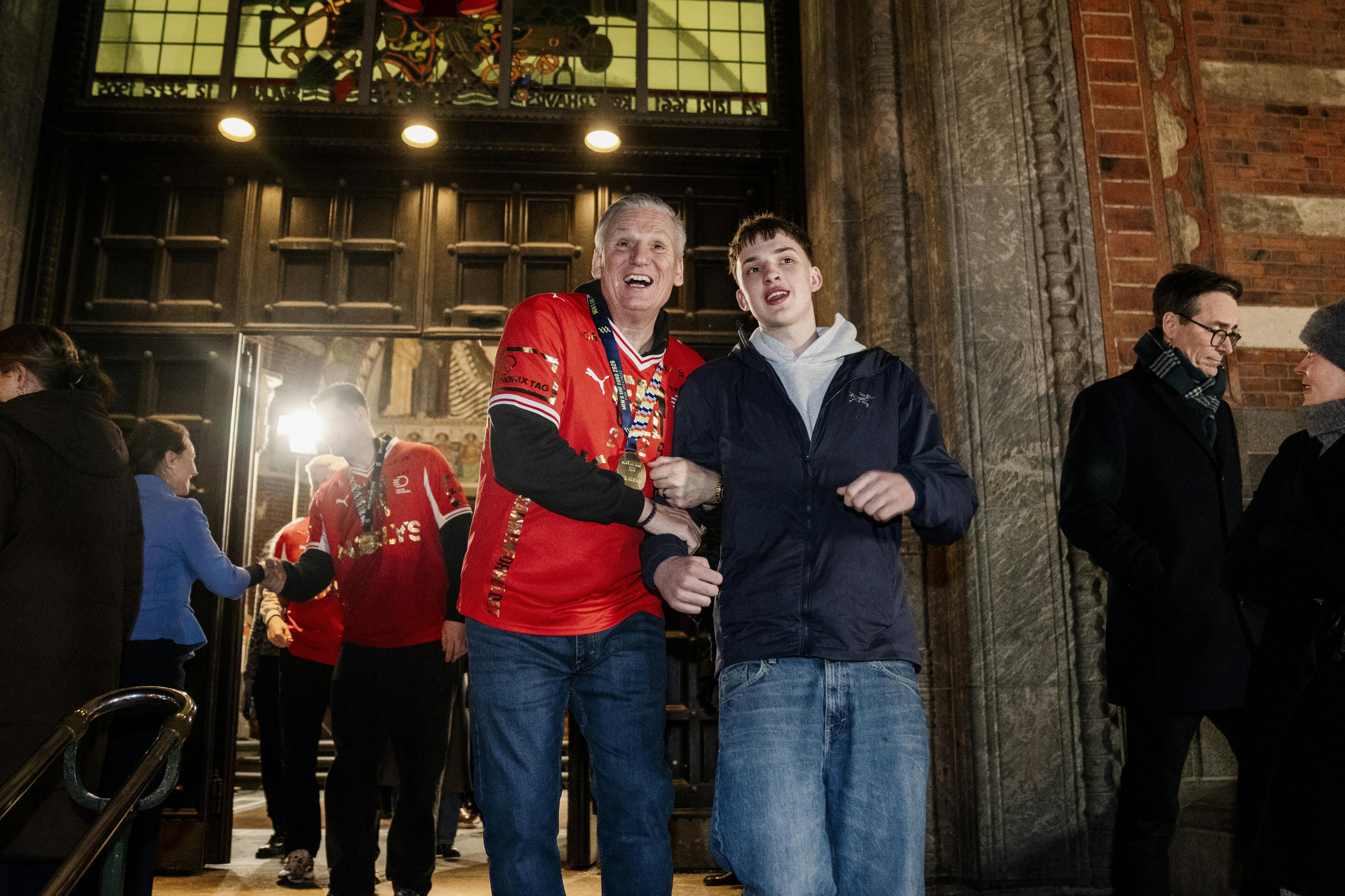 Nikolaj Jacobsen med sin søn, Linus, på vej ud fra fejringen på Københavns Rådhus, hvor hele familien var med. 